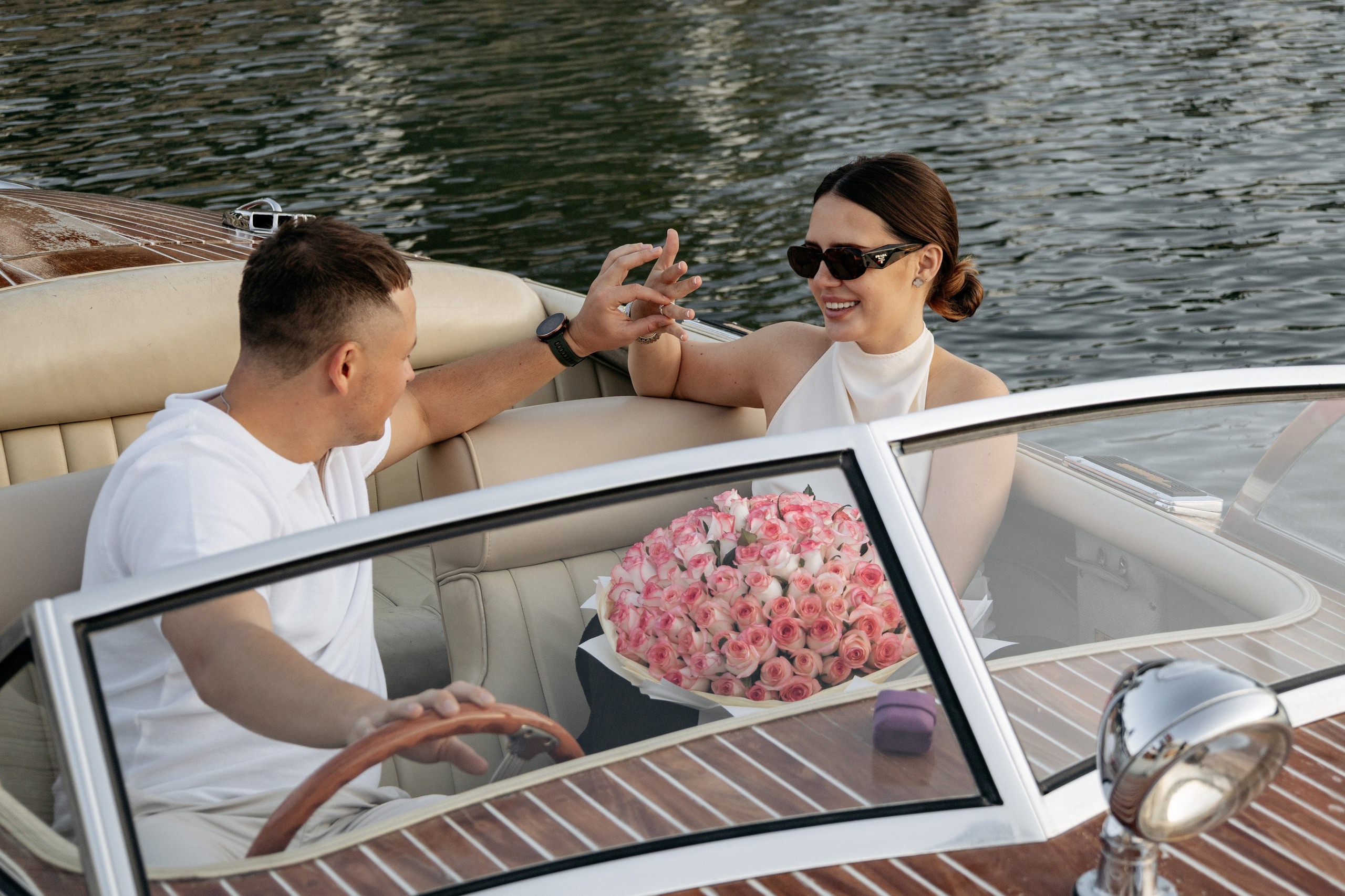 Динамика чувств: легкая рябь на воде как отголосок волнения пары