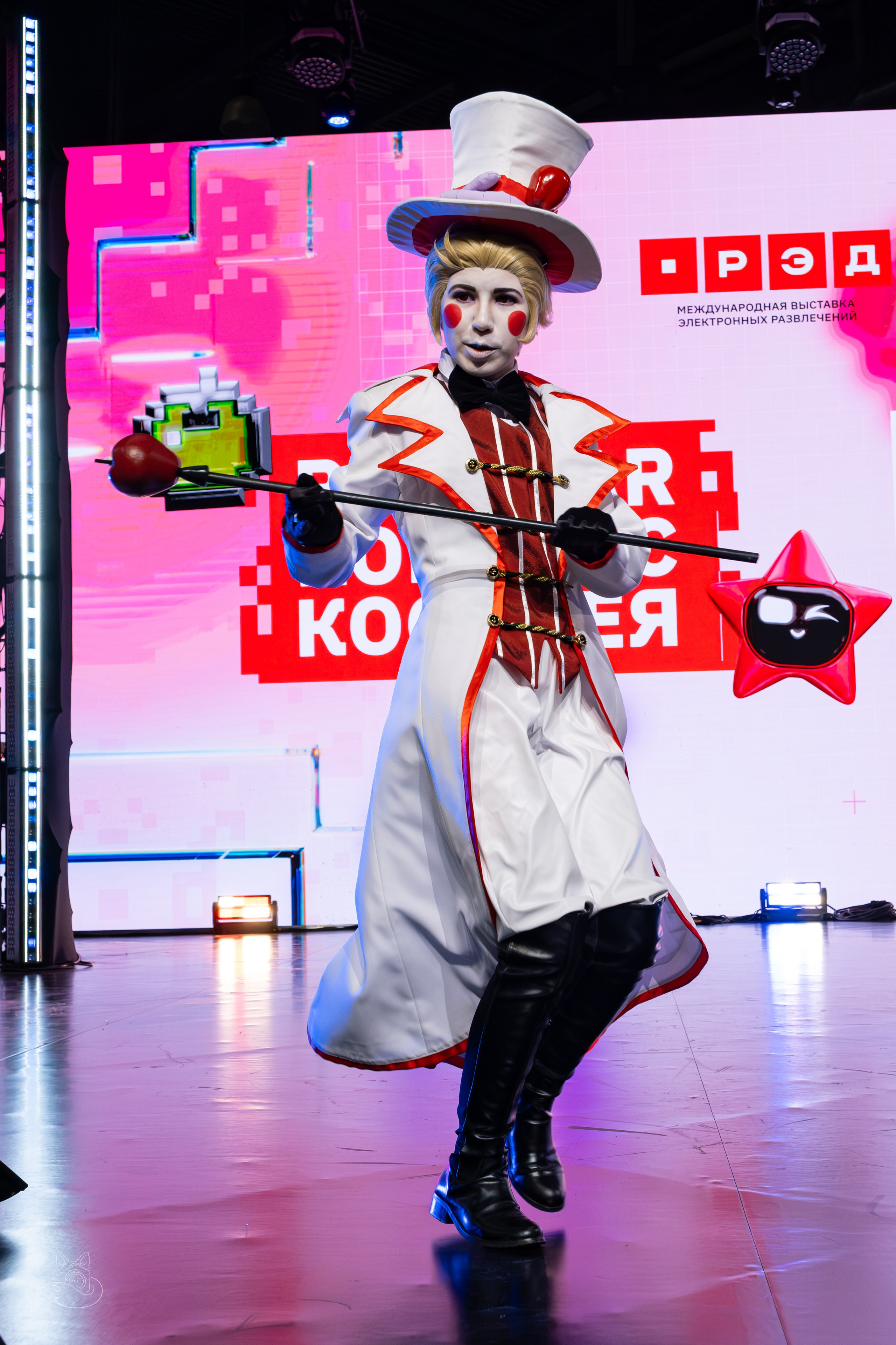 Сцена РЭД ЭКСПО 2024. Косплей фотограф