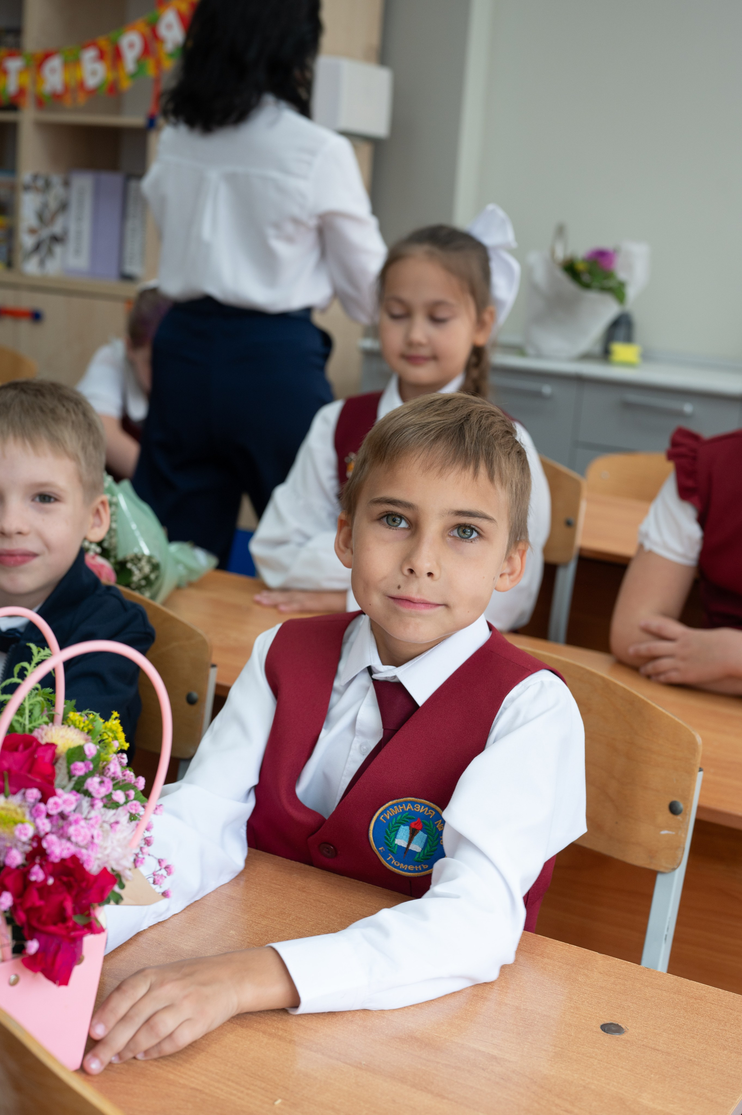 1 сентября 16 гимназия 2 класс (линейка + в классе+ на улице). Фотограф новорожденных, семейный детский в Тюмени Татьяна Морозова