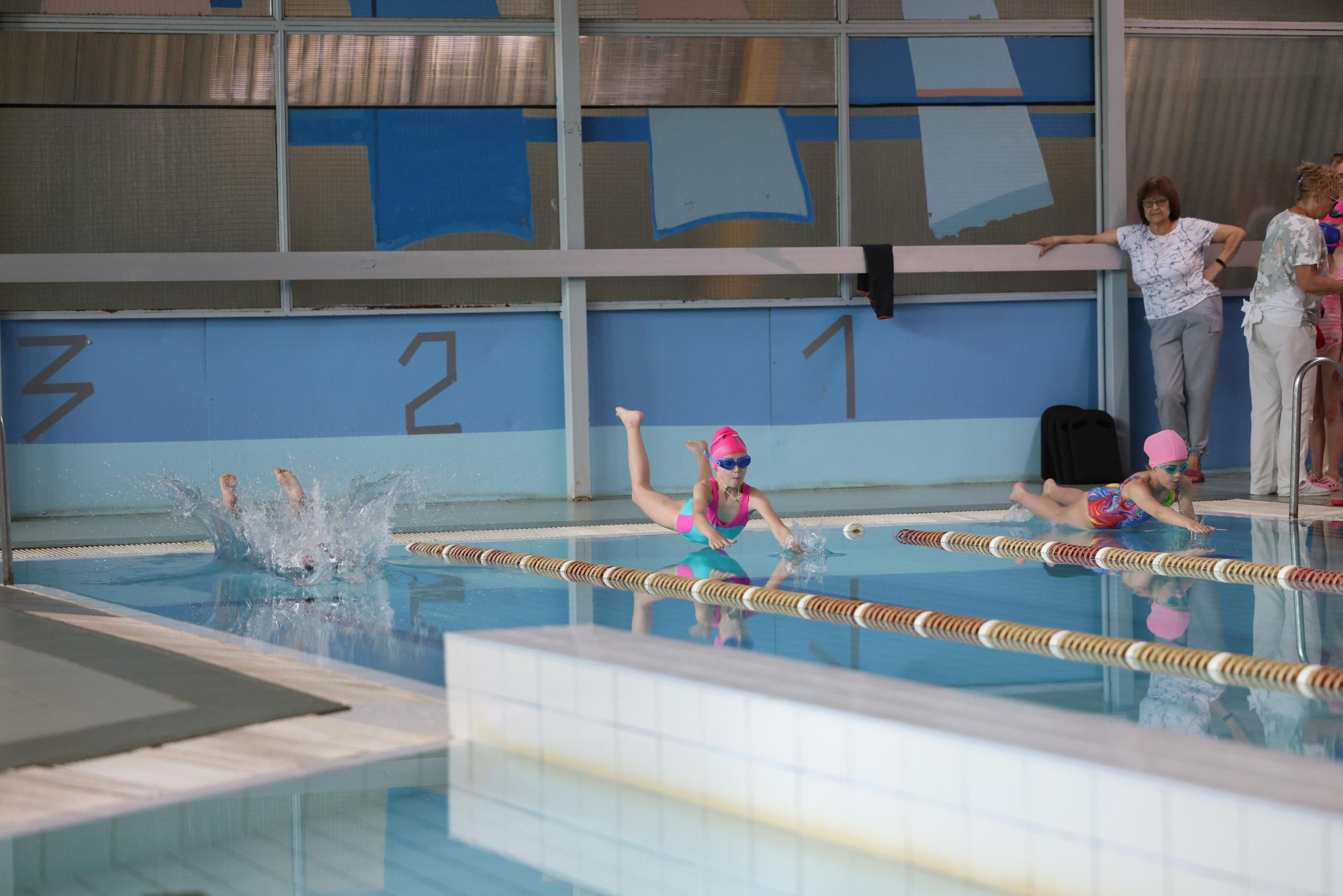 Веселый дельфин. Плавание. Дети 8-9 лет. Фотограф Александр Заломаев