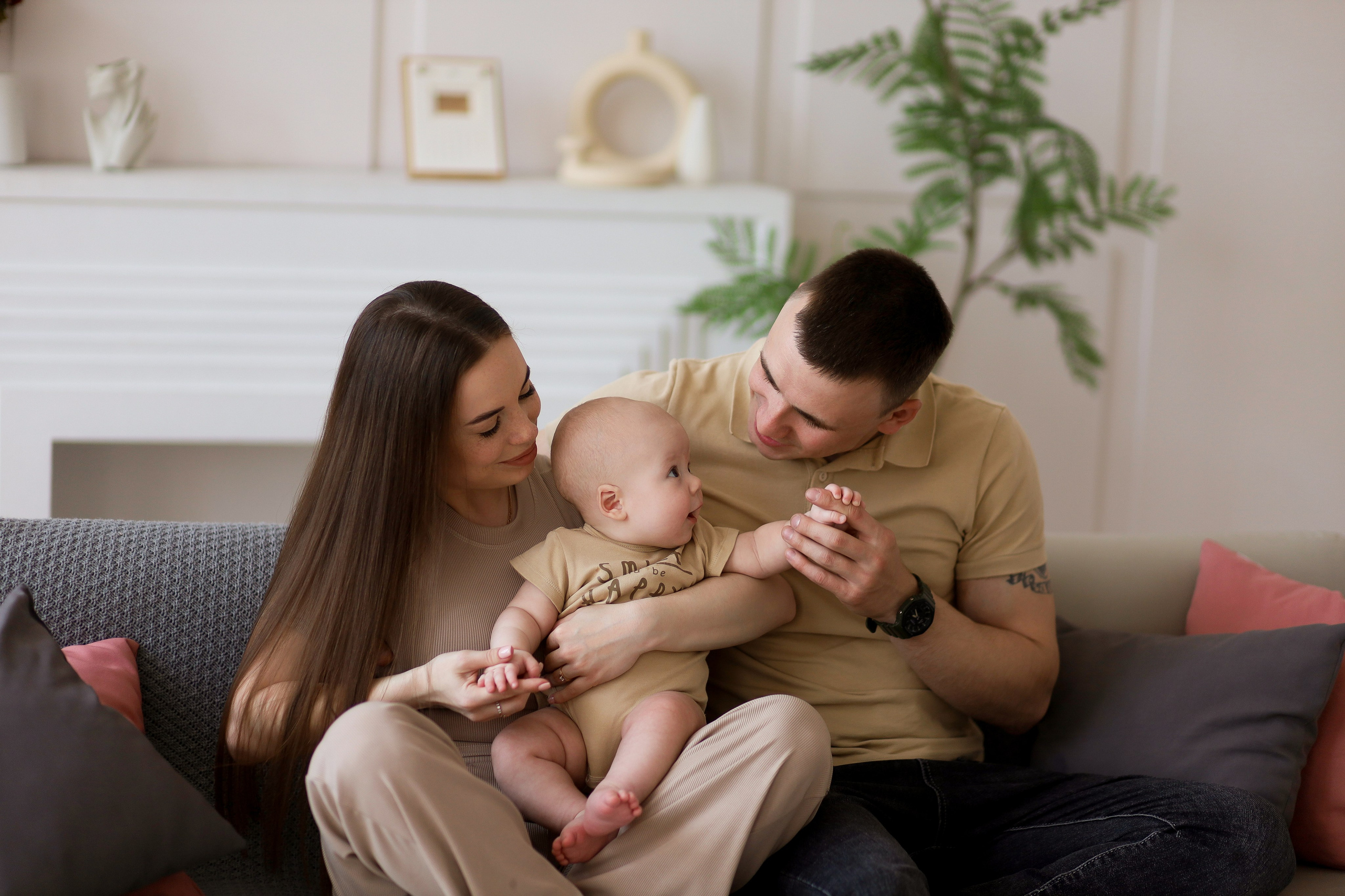 Семейная съёмка в белом зале. ФОТОГРАФ ХАБАРОВСК АНАСТАСИЯ РАЧЕНКОВА
