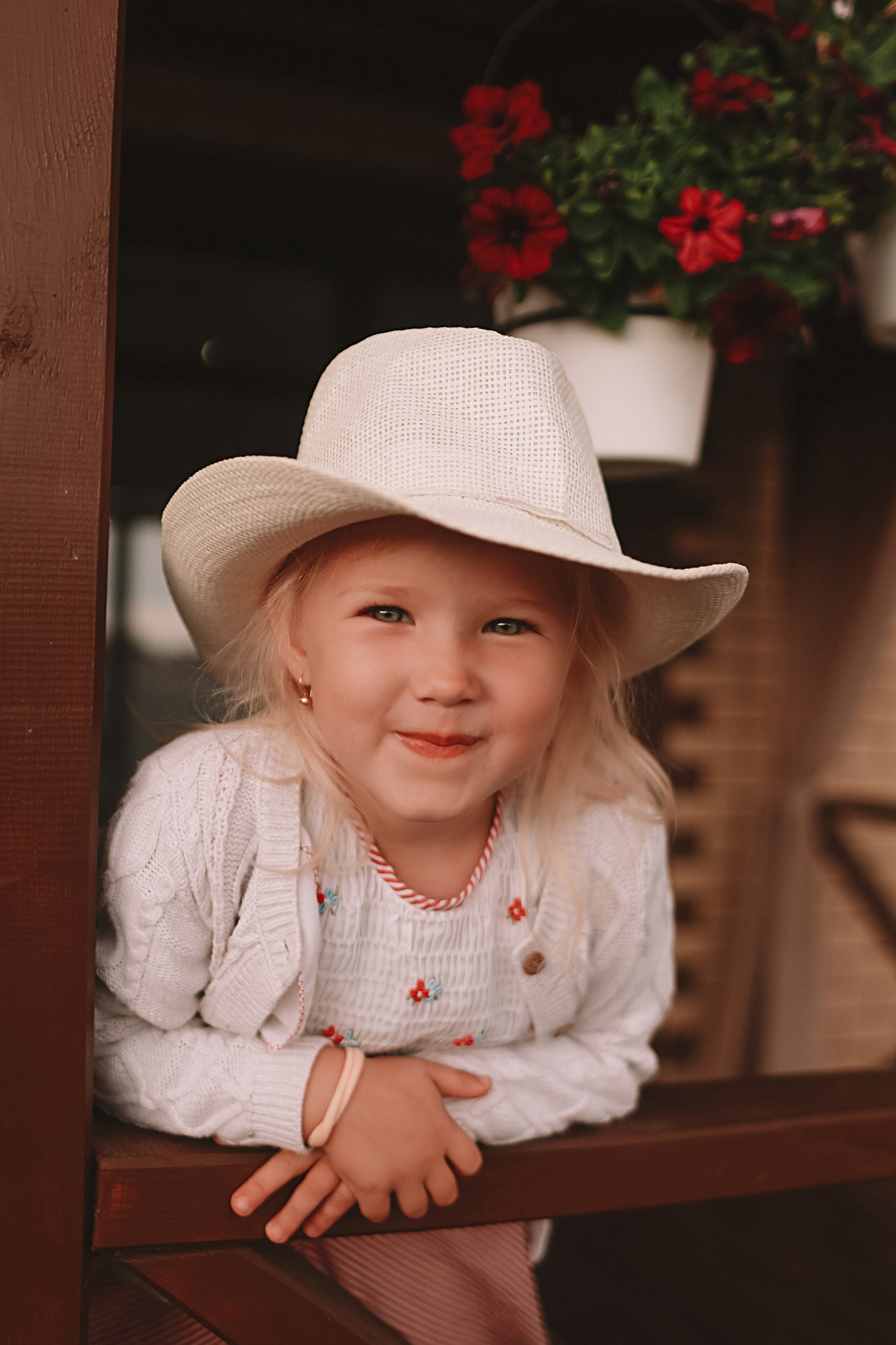 У дома. Семейный фотограф Тюмень, фотограф на роды Салмина Мария