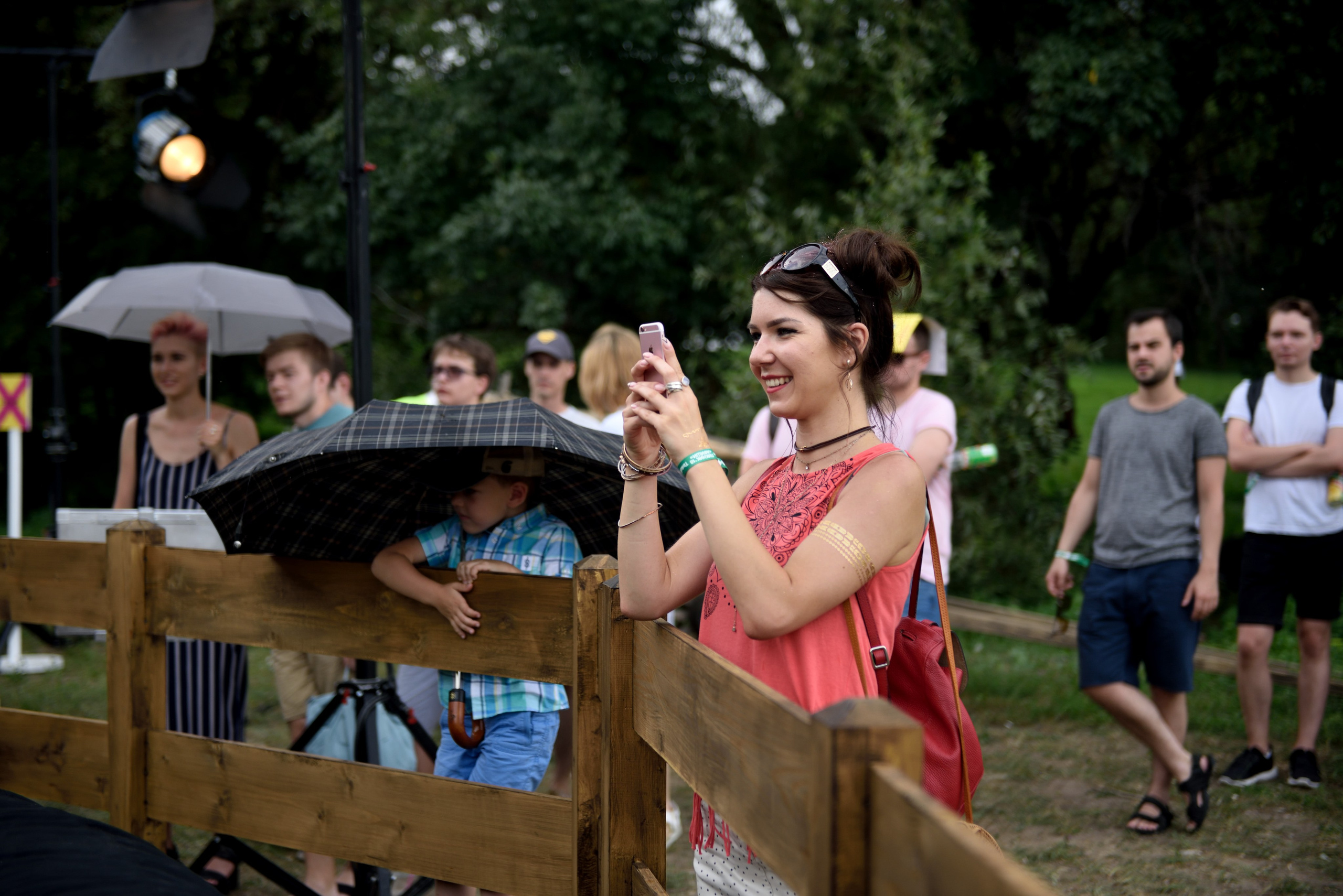 "Девушка фотографирует на стенде Амедиатеки на пикнике Афиши".