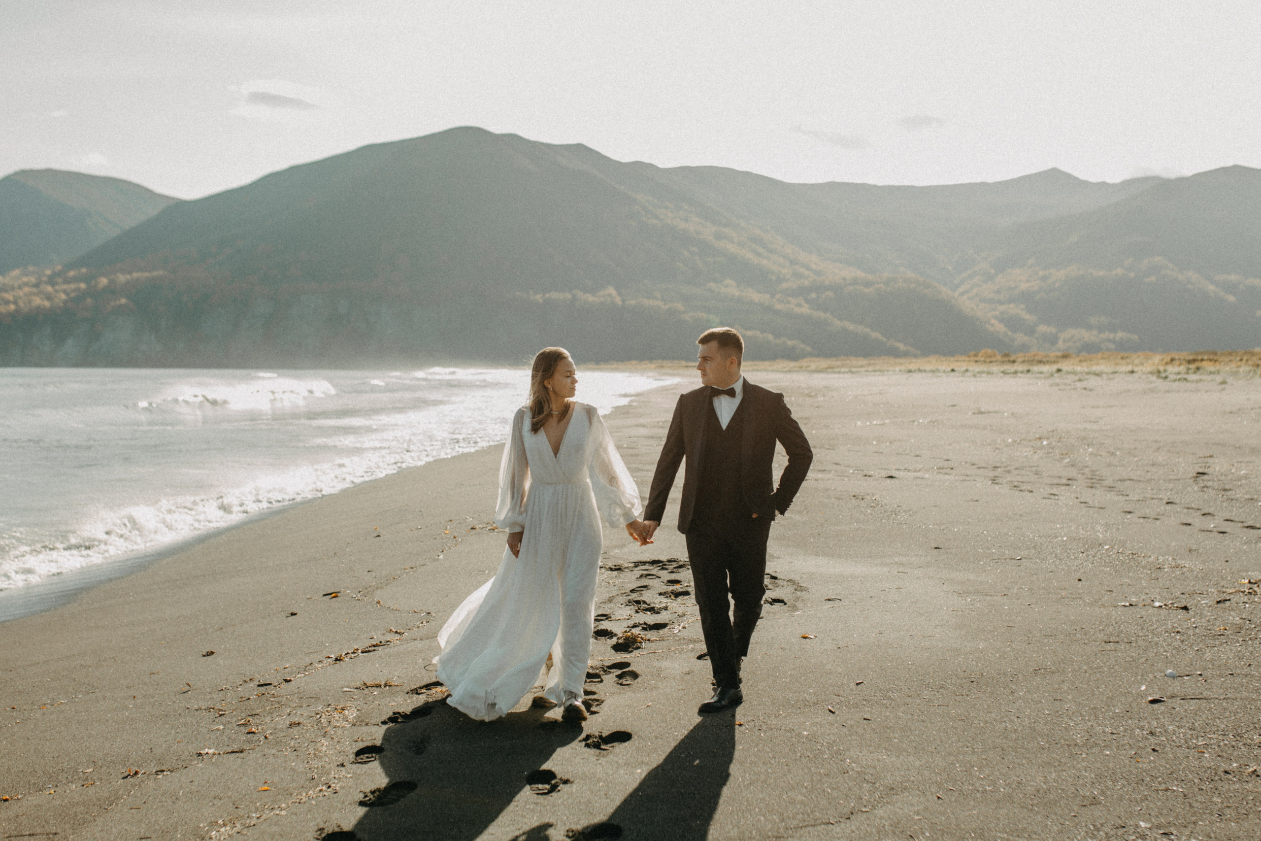 Вертолетный полет Бухта Жировая. Свадебное фото и видео на Камчатке. Туристические маршруты