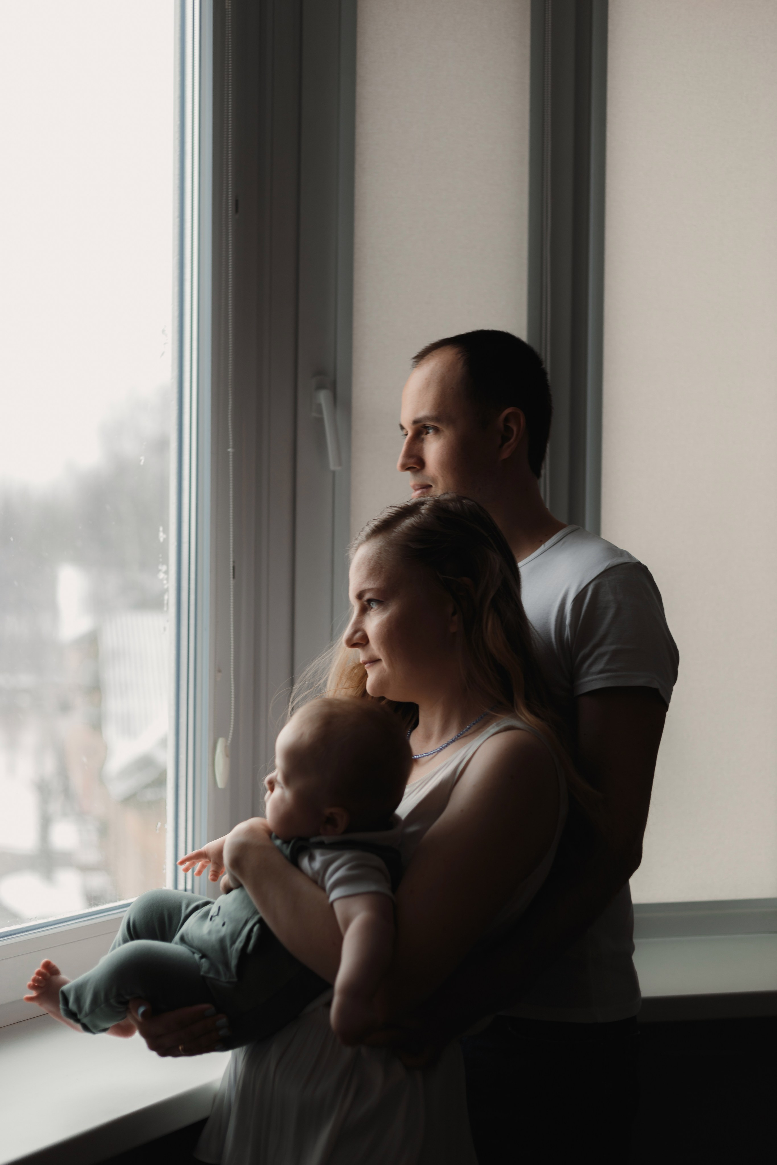 фотография семьи у окна