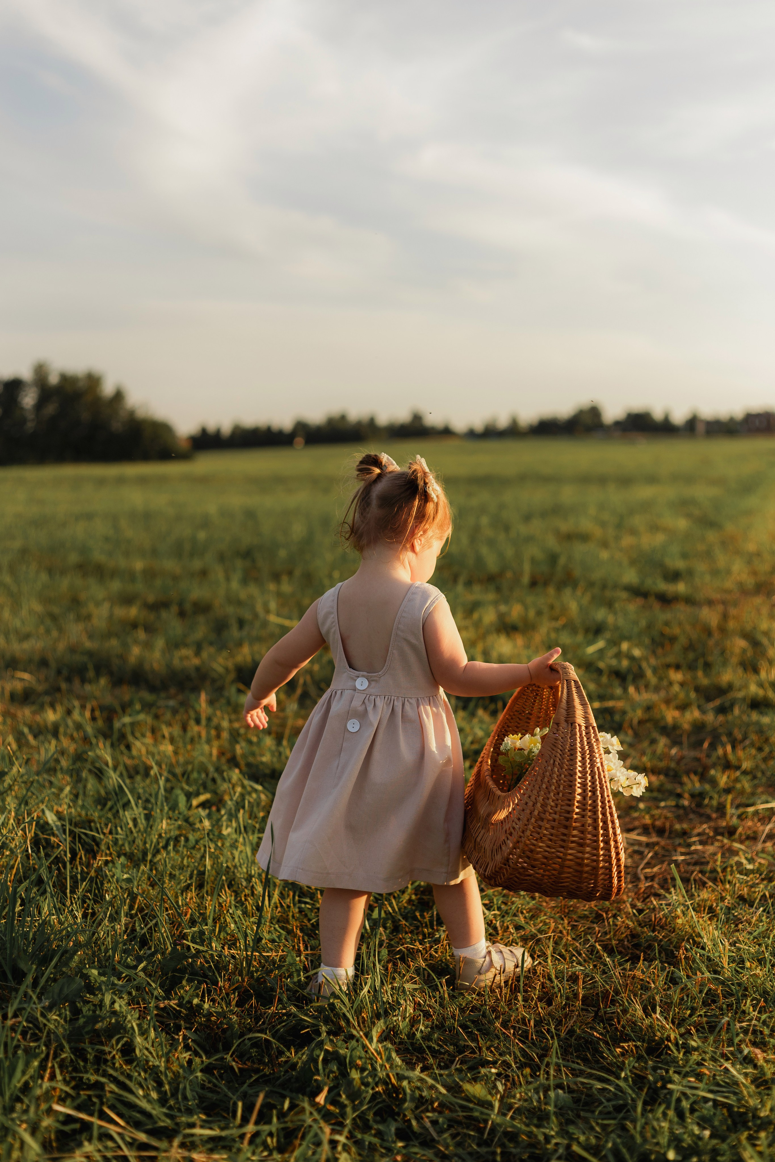 Фото девочки в поле
