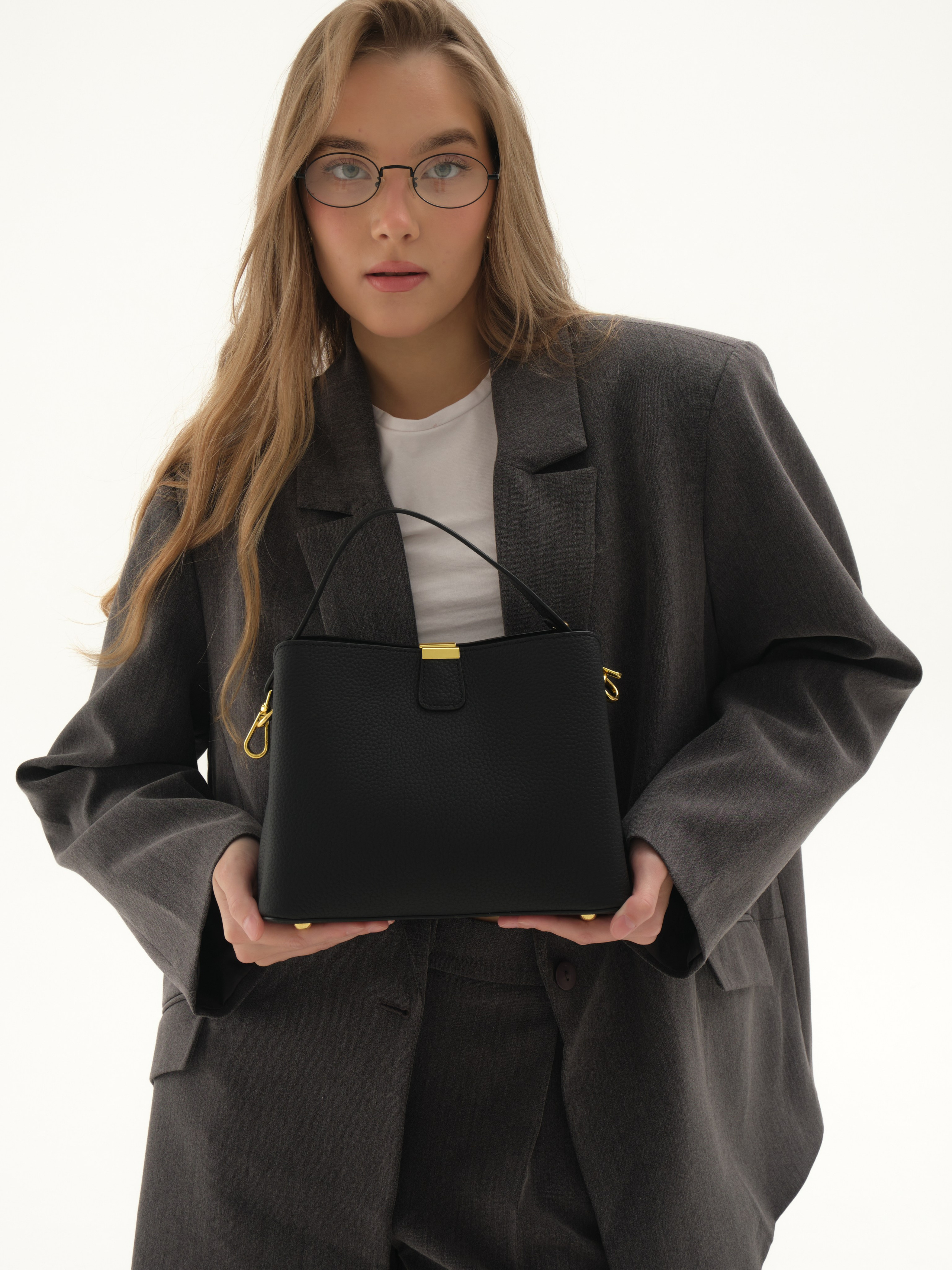 Съемка для маркетплейса, сумки / фотоаппарат. Привет) Меня зовут Анита и я фотограф из Сургута