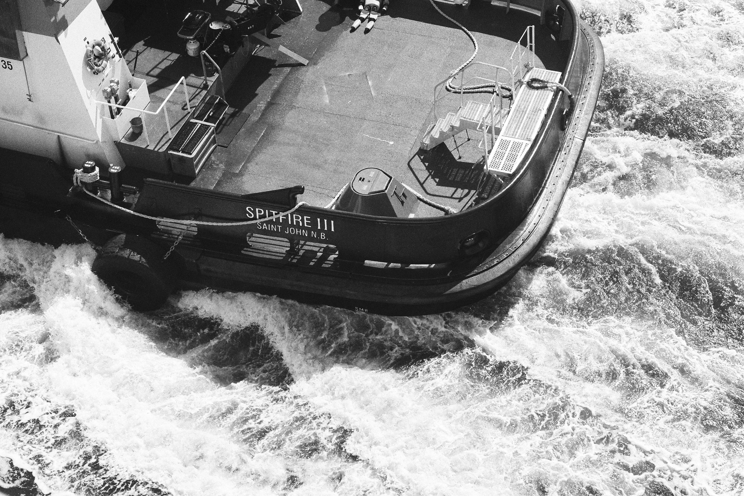 морской пейзаж. шторм. буксир