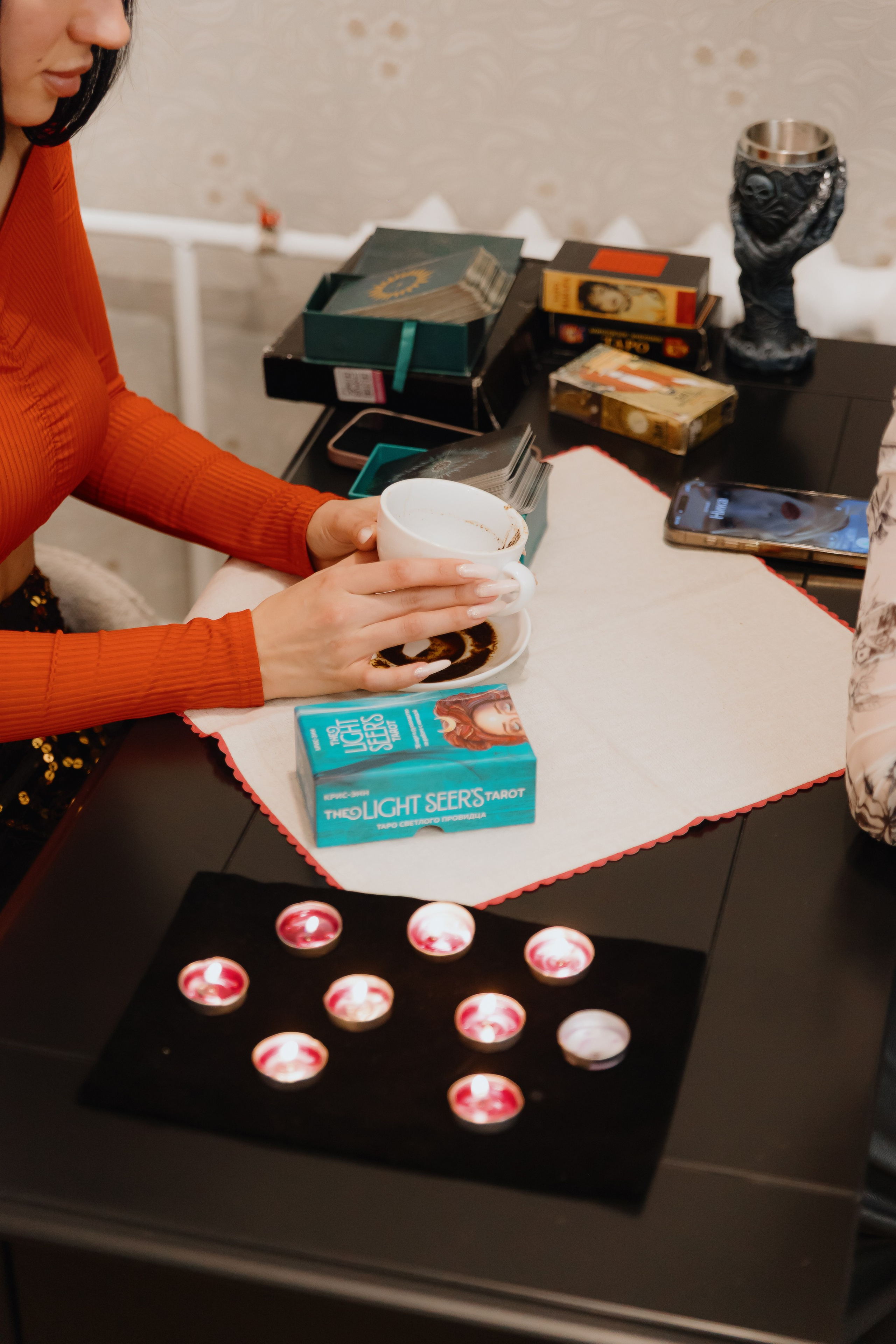 Предновогодний «Кофе-рейв» в L. DECO 17 декабря 2025 года. L. Deco интерьерный салон. Краски/обои/лепной декор