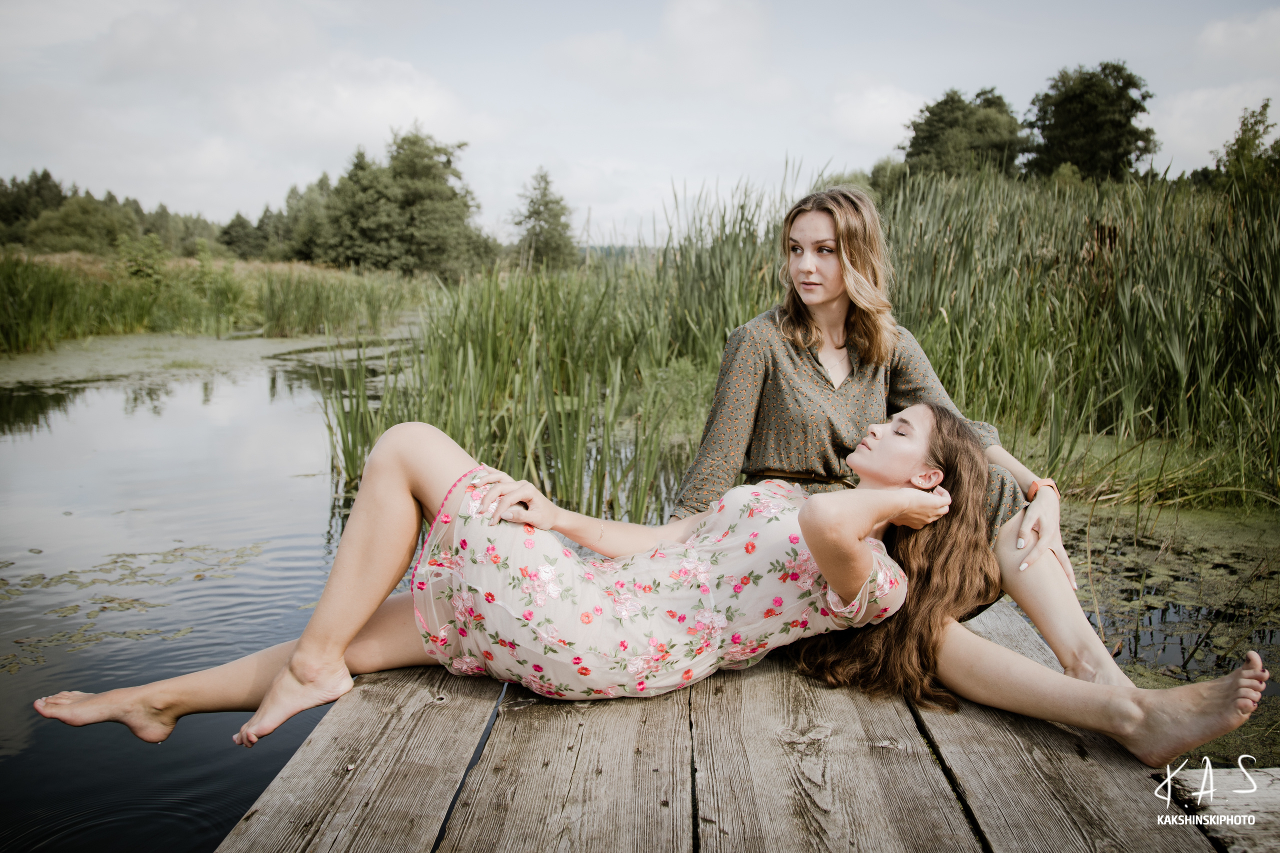 Девушки у реки. Фотография и видеосъёмка