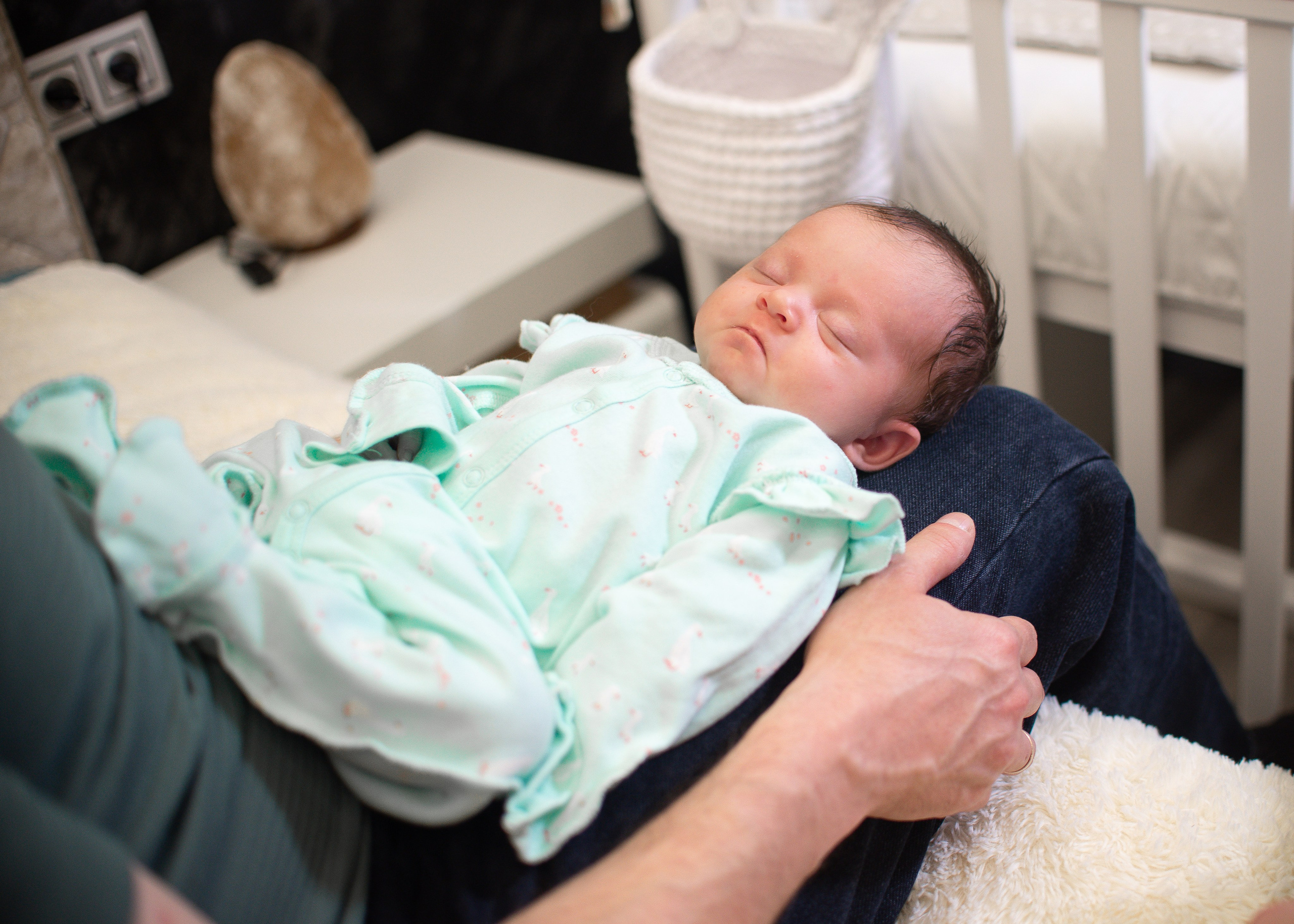 Крошка Манэ дома с родителями. Семейный фотограф на выписку из роддома и крещение Минск Настя Гришук