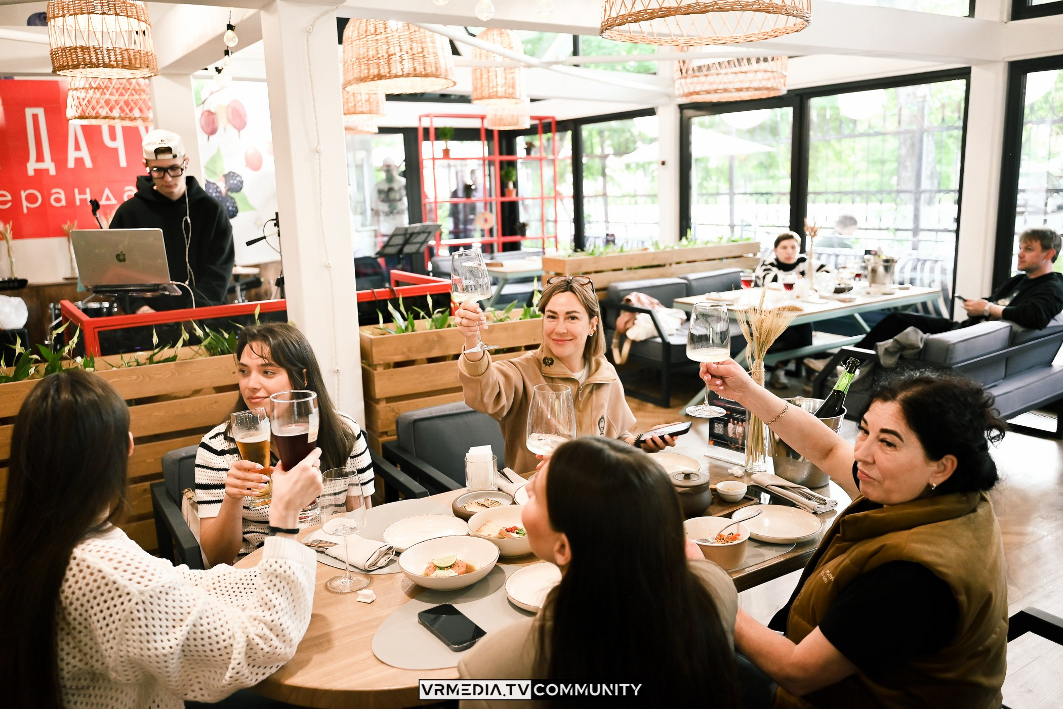 Ресторан «Volna»: Открытия летней веранды «Хочу на дачу»