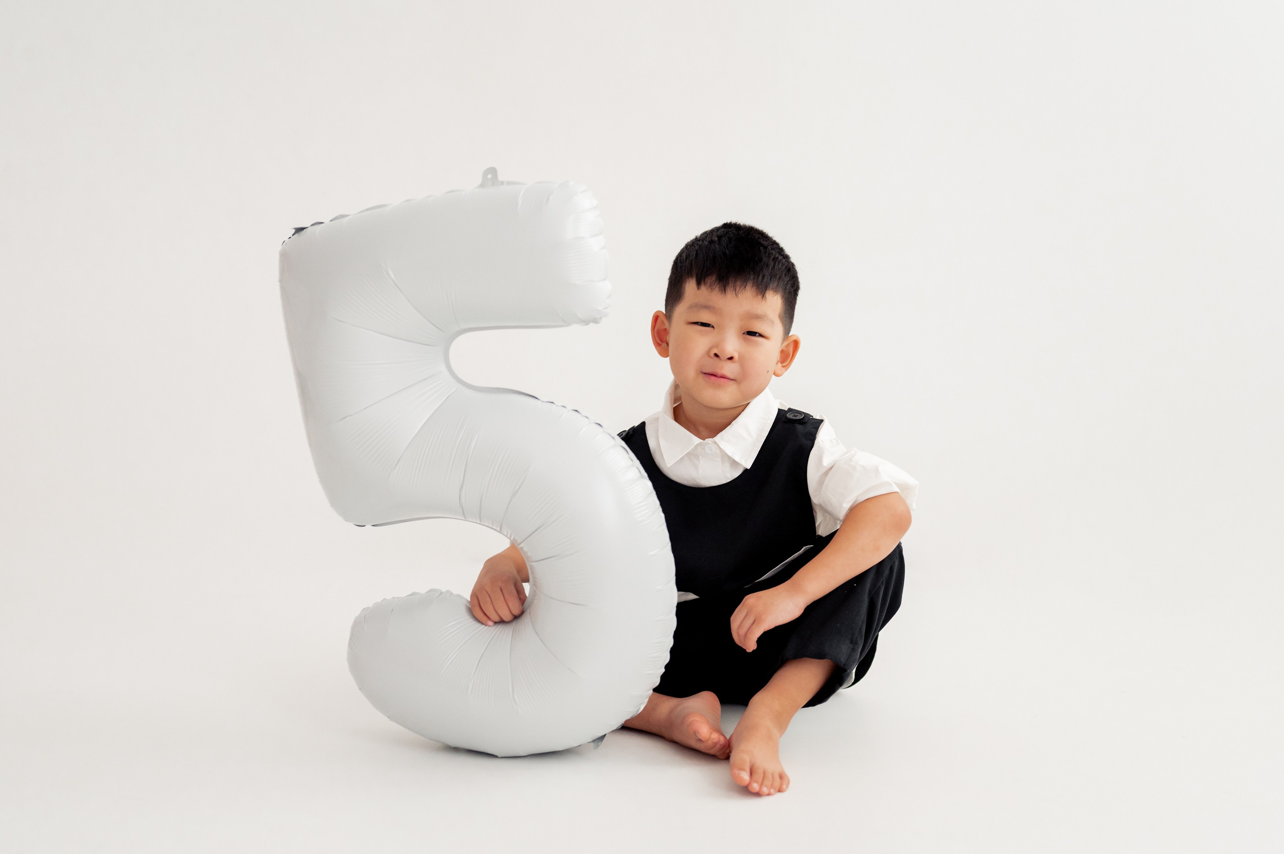 мальчик с шариком цифра пять 