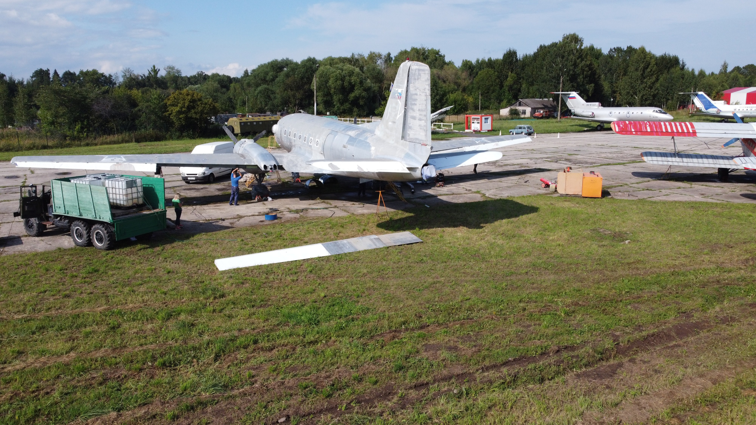 Ил-14Т «Голубая Мечта» — смывка краски (2021 г.). Фотоальбом показывающий увлекательный мир авиации и мир медведей Андрея Иванова