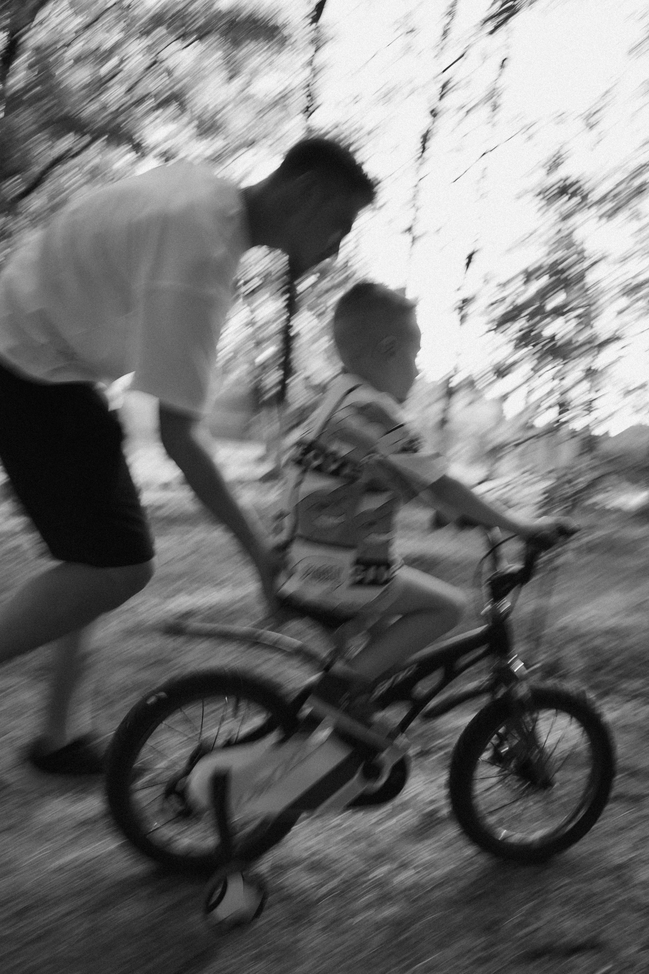 Папа учит сына кататься на велосипеде. Фотограф в Крыму | Виктория Нотевская