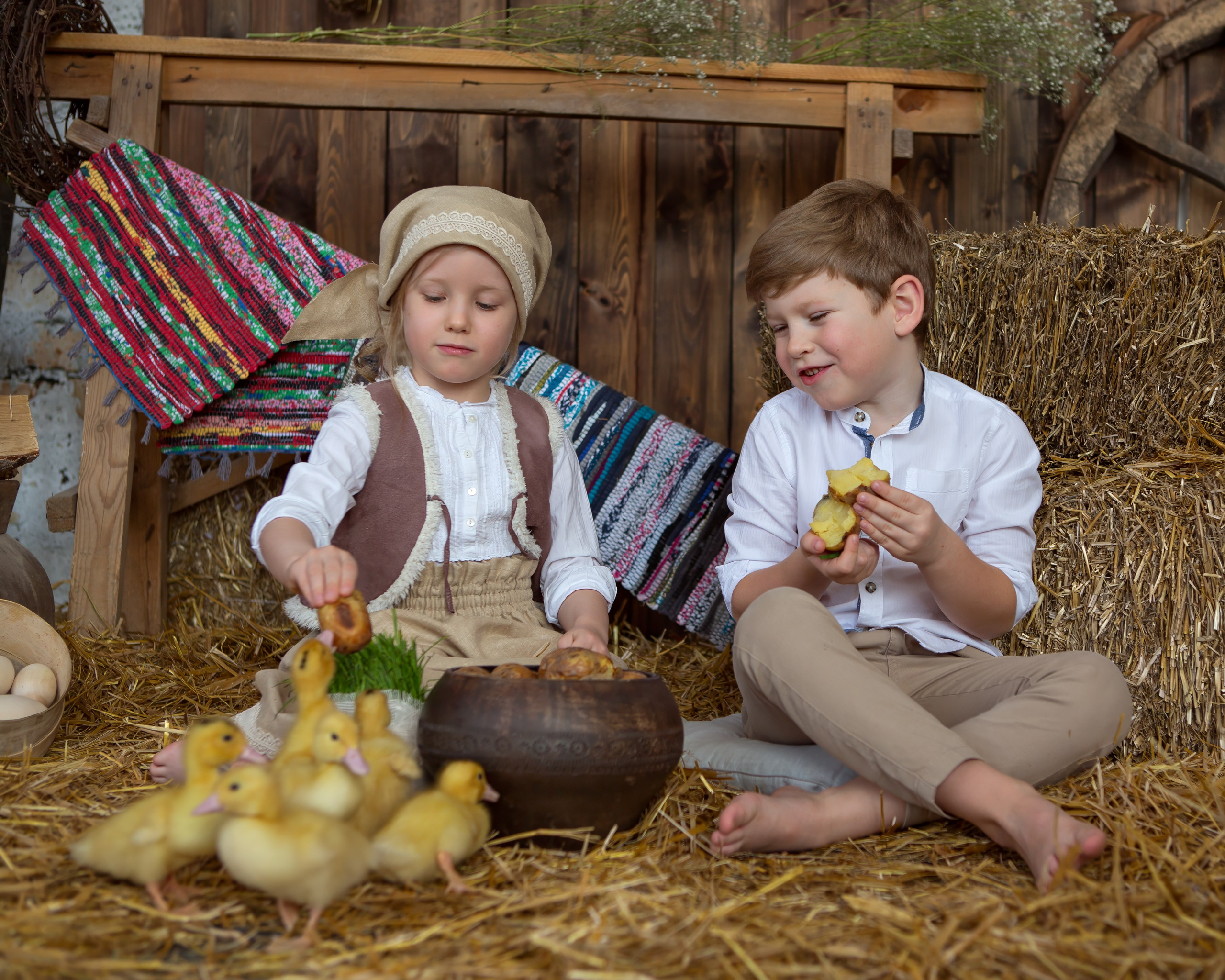 Дети на сене с утятами