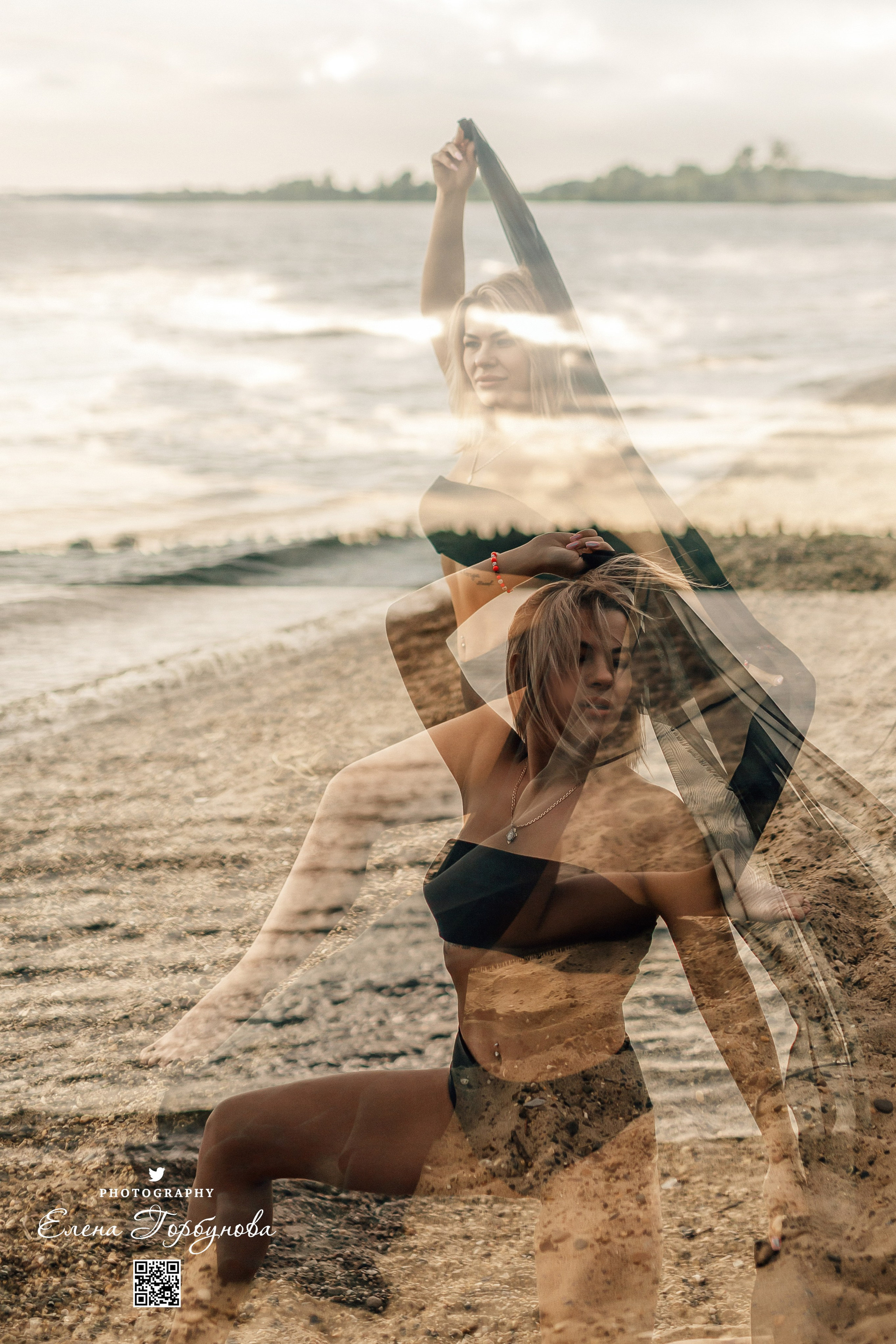 Фотосессия с черной тканью. Легкая черная вуаль летит на вертру. Фотосессия у реки черная серия с тканью. Девушка укуталась в черную ткань. Прогулка по набережной. Песок, речка, модель в черном. Качели над водой, Закат. Девушка лежит на песке. В зеленых деревьях