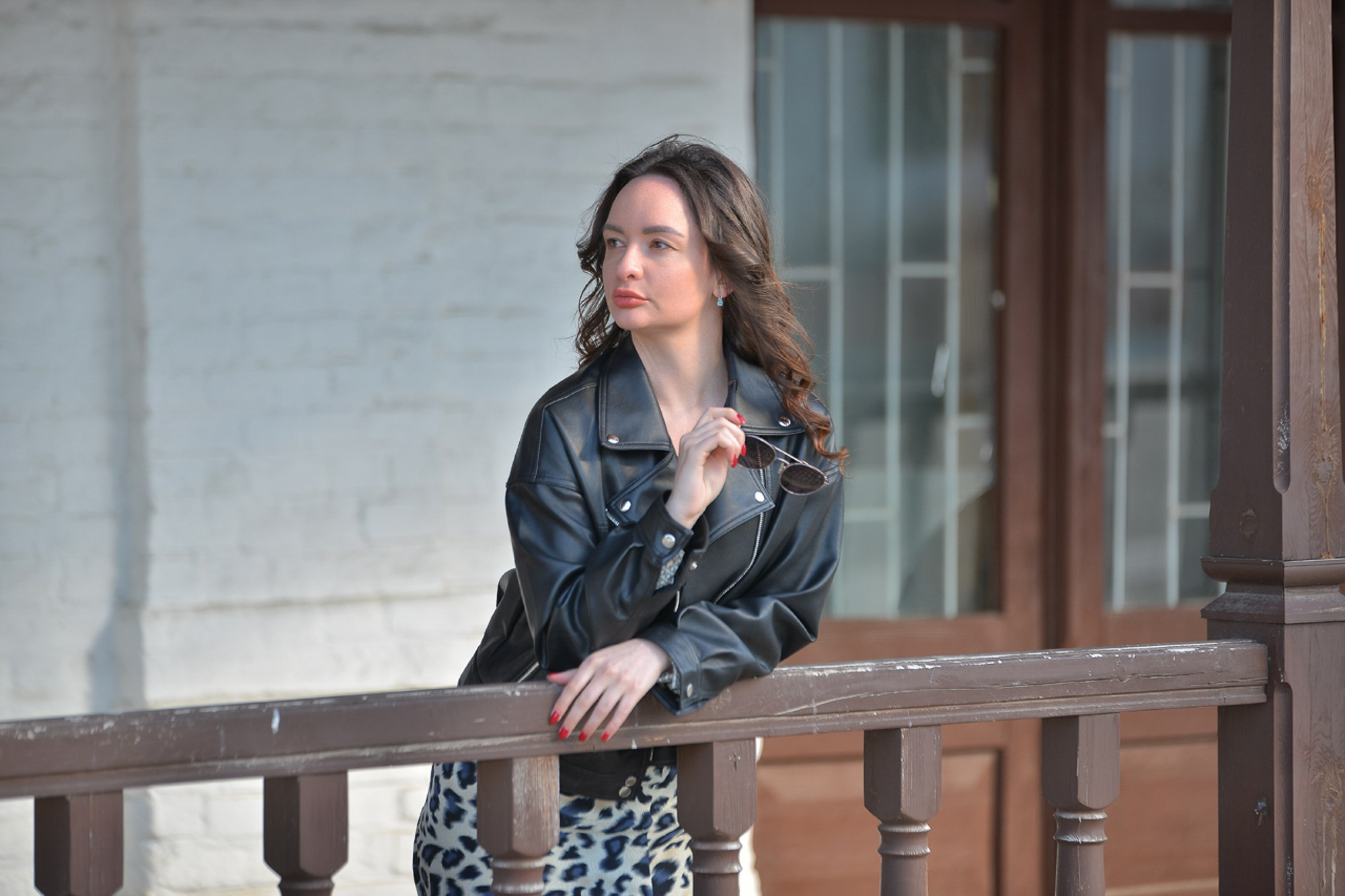 Фотограф в Юрьев-Польском. симпатичная девушка отдыхает опершись на перила 