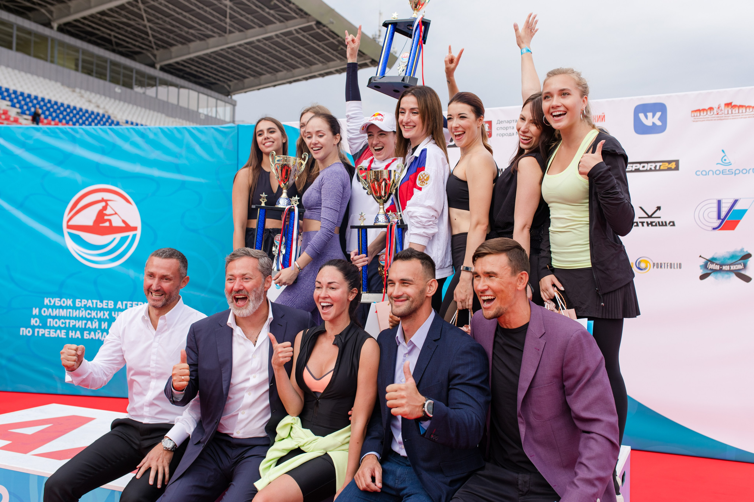 Большая группа людей спортсменов радуются победе