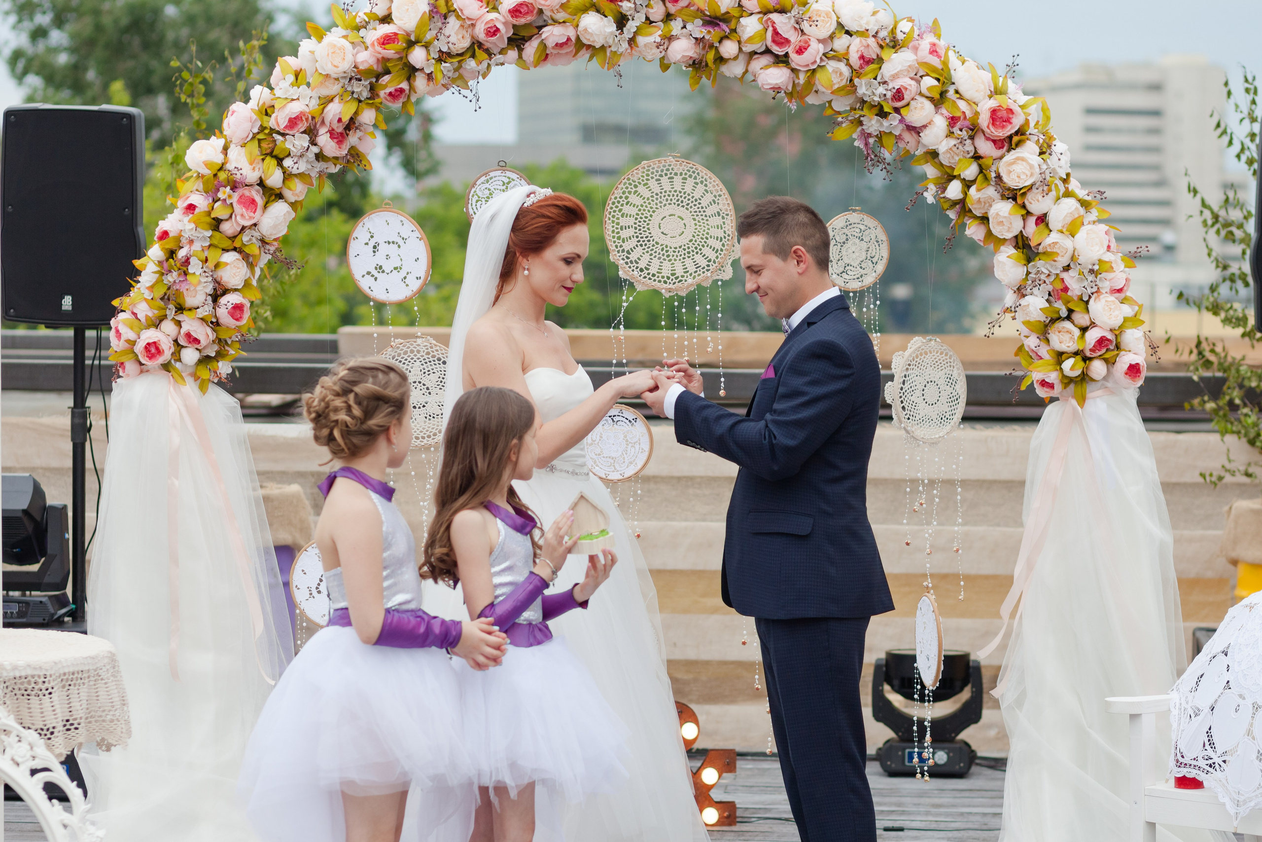 жених и невеста одевает друг другу кольца на выездной регистрации