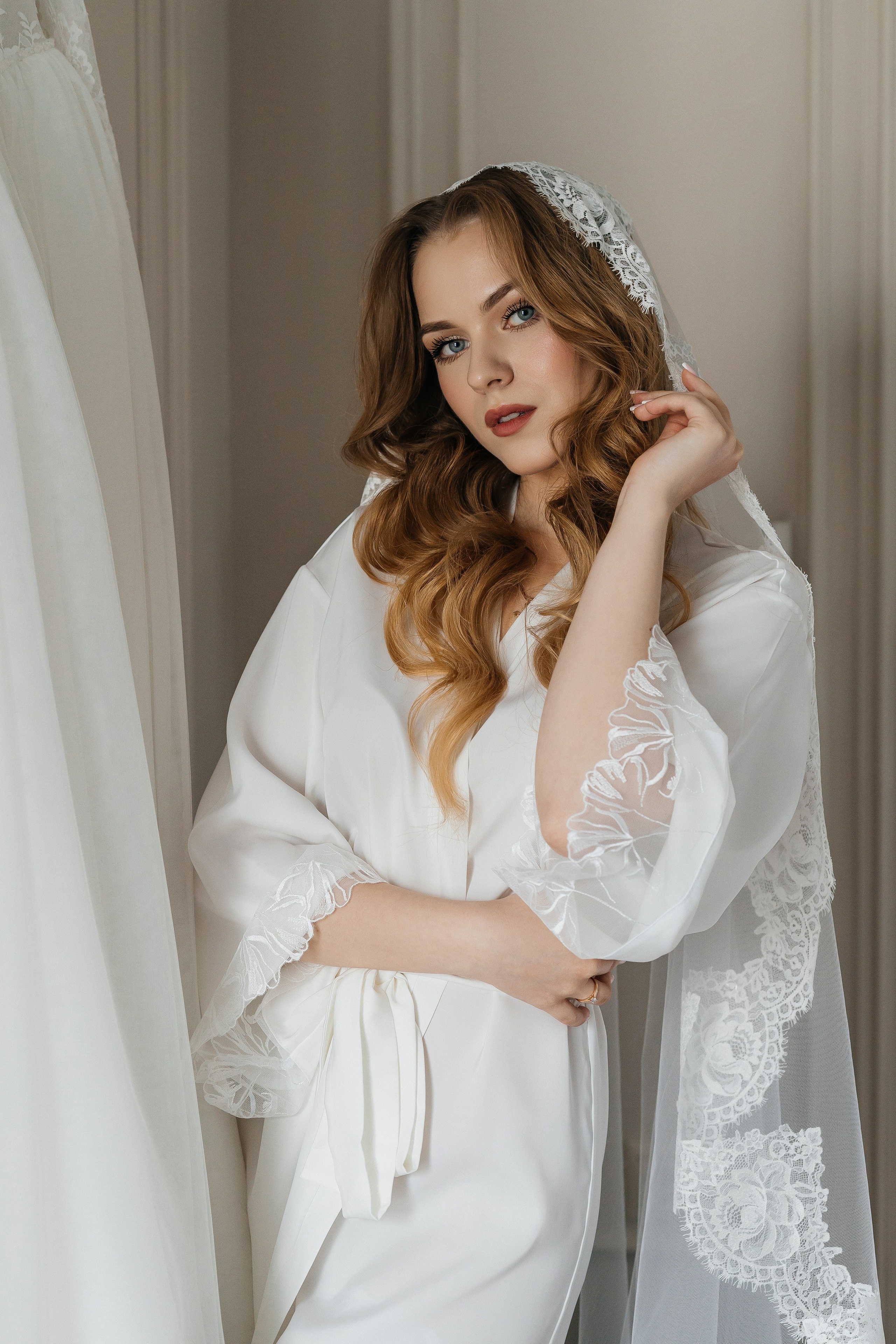 Роскошное утро пары в номере отеля. Олег Сверчков | Свадебный фотограф Вологда