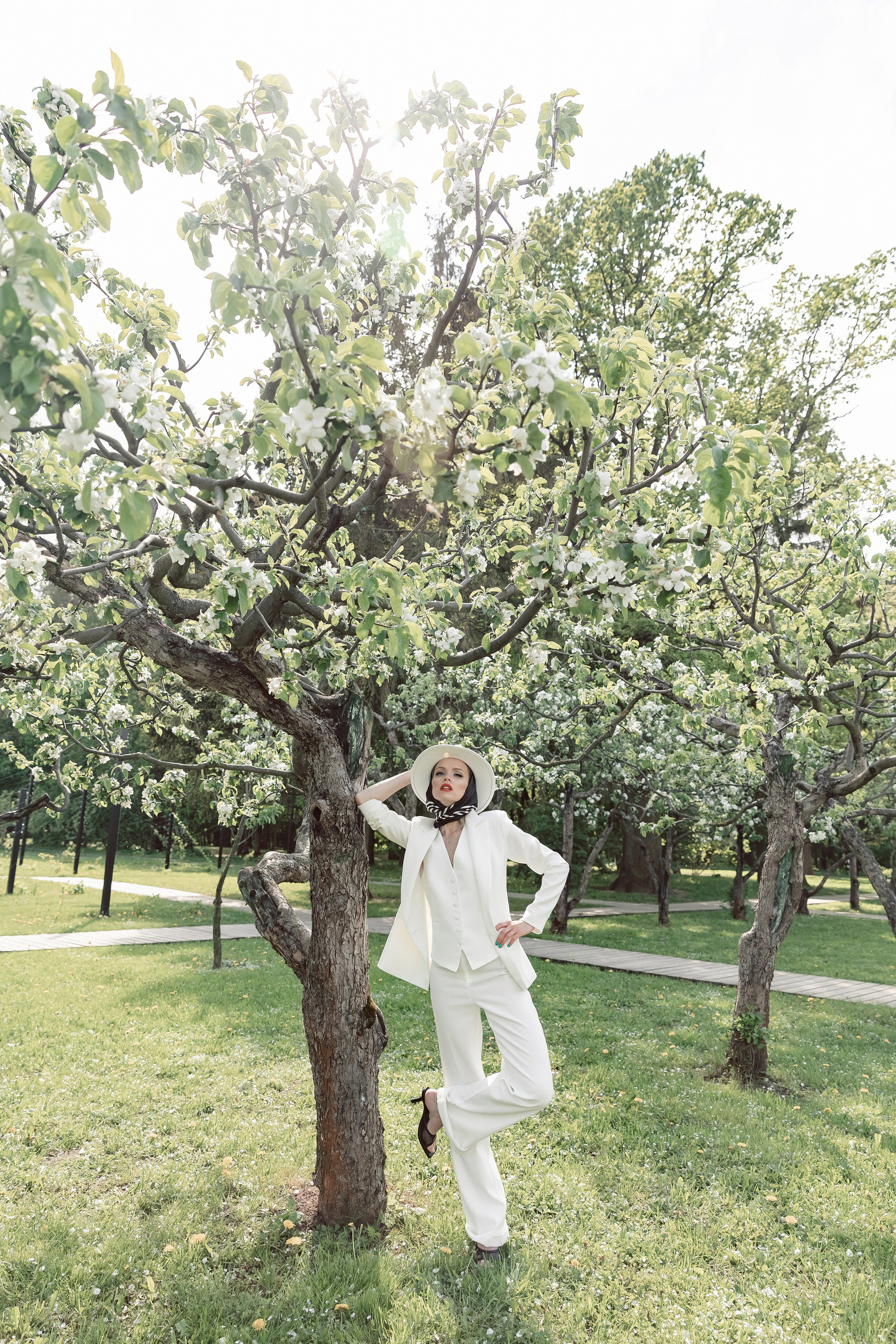 Портретная фотосессия Даши среди яблонь. Свадебный фотограф Москва