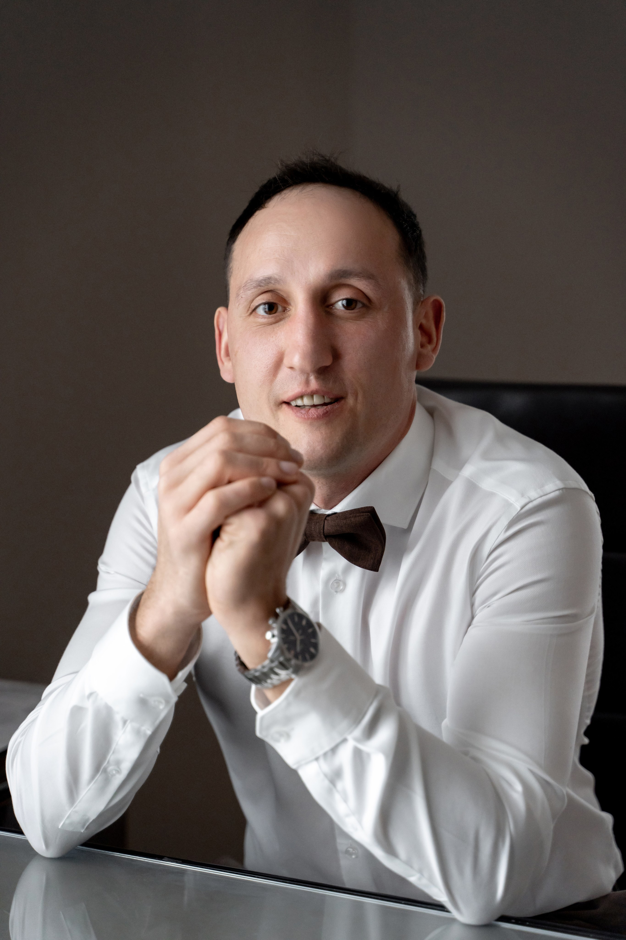 Свадебный фотограф в Москве. Свадебный фотограф Видное, Бутово, Домодедово, Щербинка, Царицыно. Свадебная фотосессия и сборы невесты в отеле Soluxe. Регистрация брака во дворце бракосочетания ВДНХ. Свадьба на ВДНХ. Свадебная фотосессия с ретро автомобилем Чайка. 