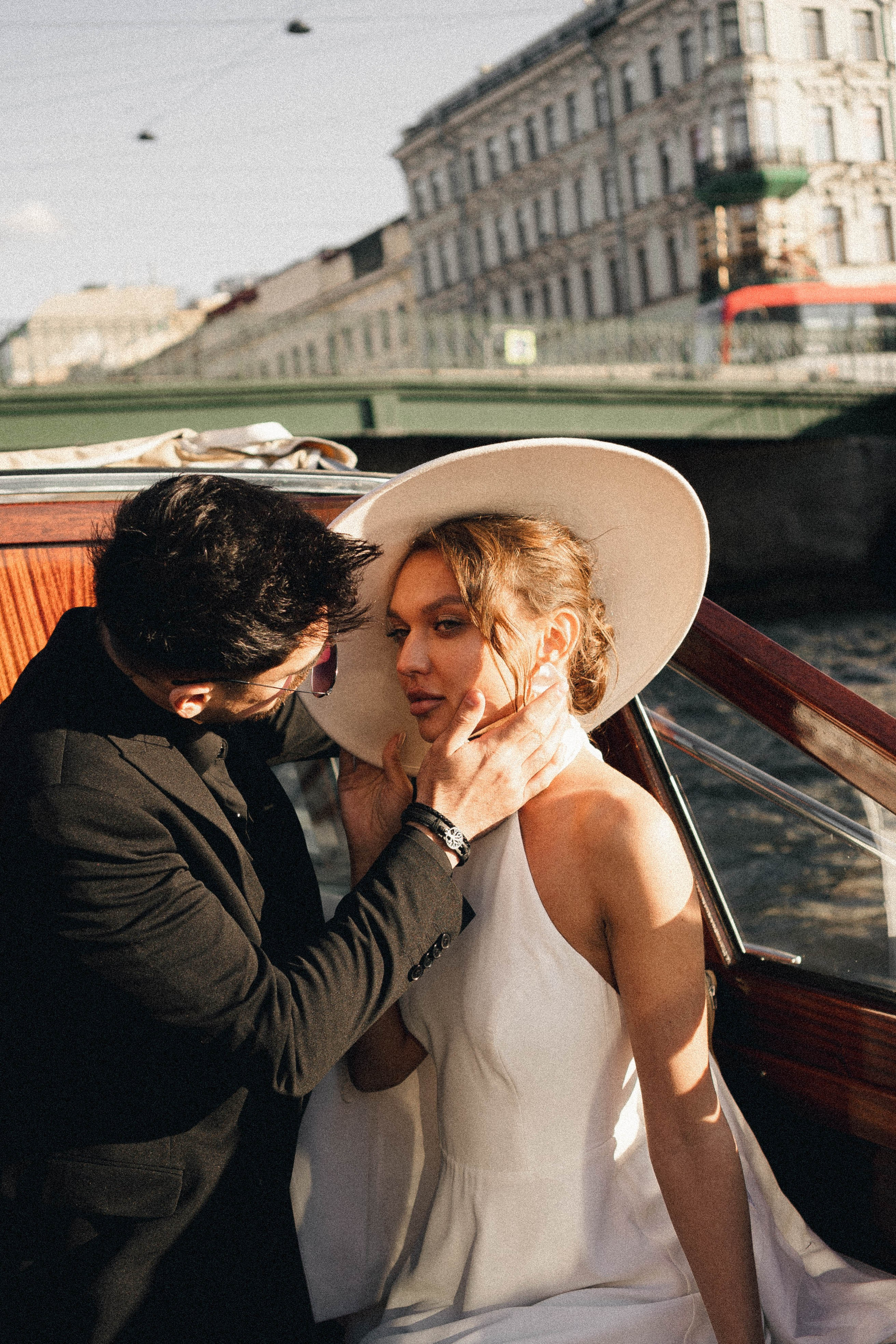 СВАДЕНБНАЯ СЬЕМКА НА КАТЕРЕ ПО КАНАЛАМ САНКТ-ПЕТЕРБУРГА И В АКВАТОРИИ НЕВЫ. Профессиональный фотограф, Санкт-Петербург — Виктория Богомолова