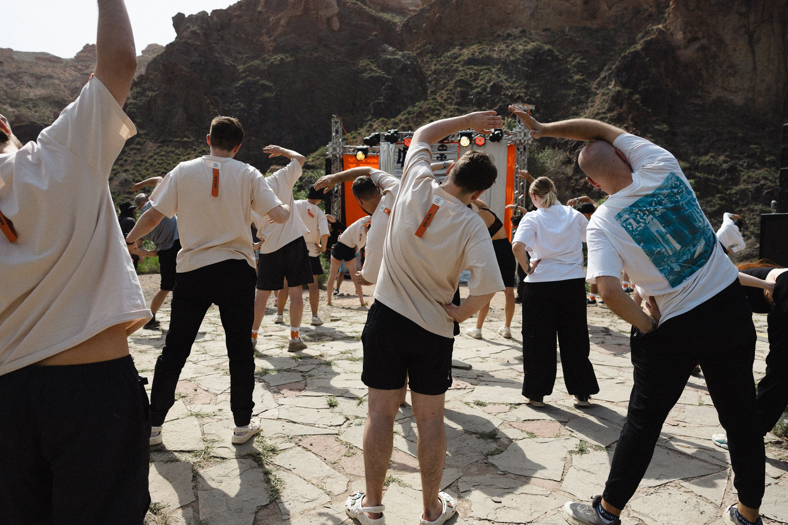 Здравствуйте! Я свадебный фотограф из Ульяновска, работаю в том числе по всей России и с выездом за границу. Снимаю свадьбы, lovestory, корпоративы, светский репортаж. Провожу обучение по фотографии, мастер-классы и воркшопы для других фотографов.