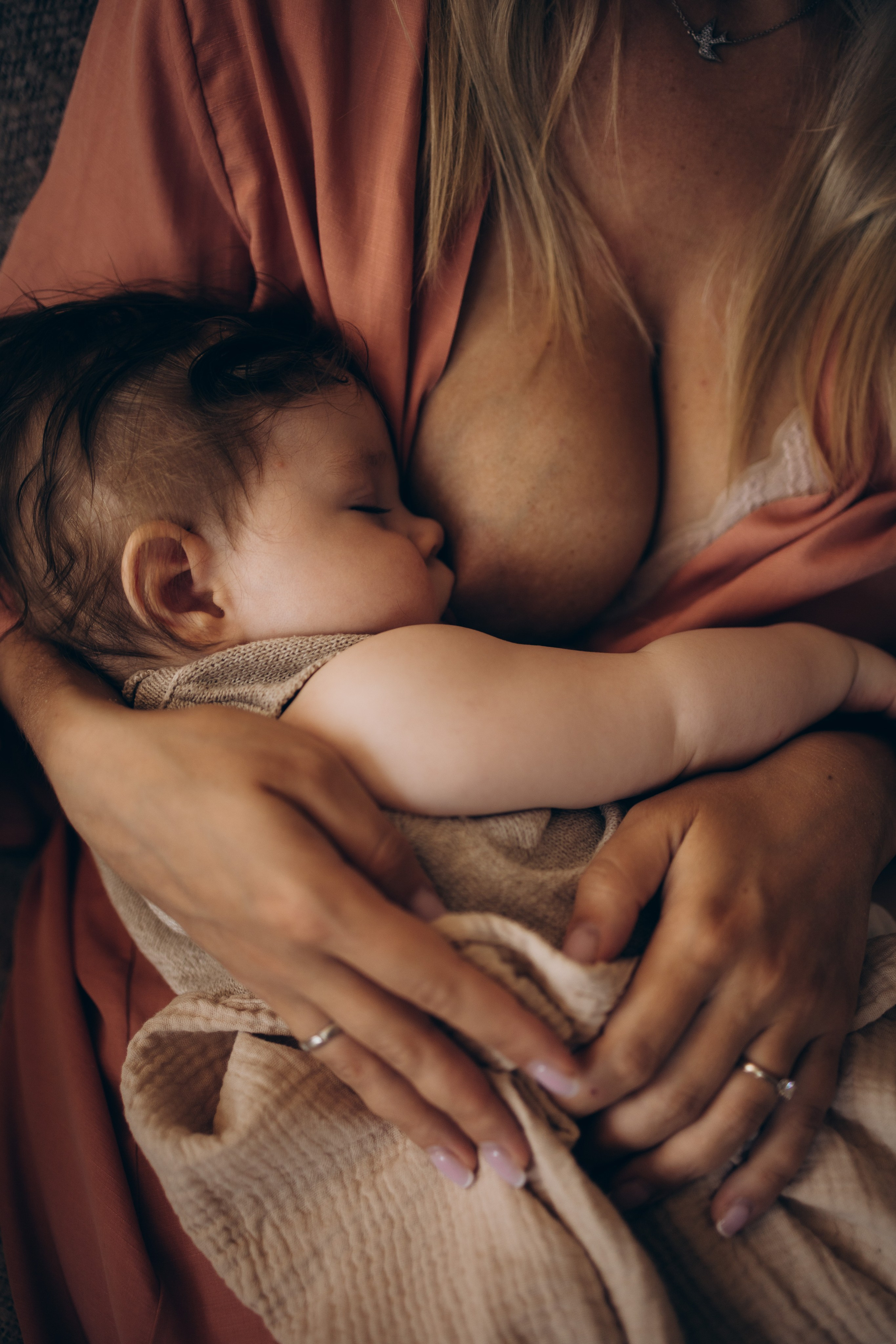 Женщина кормит грудного младенца