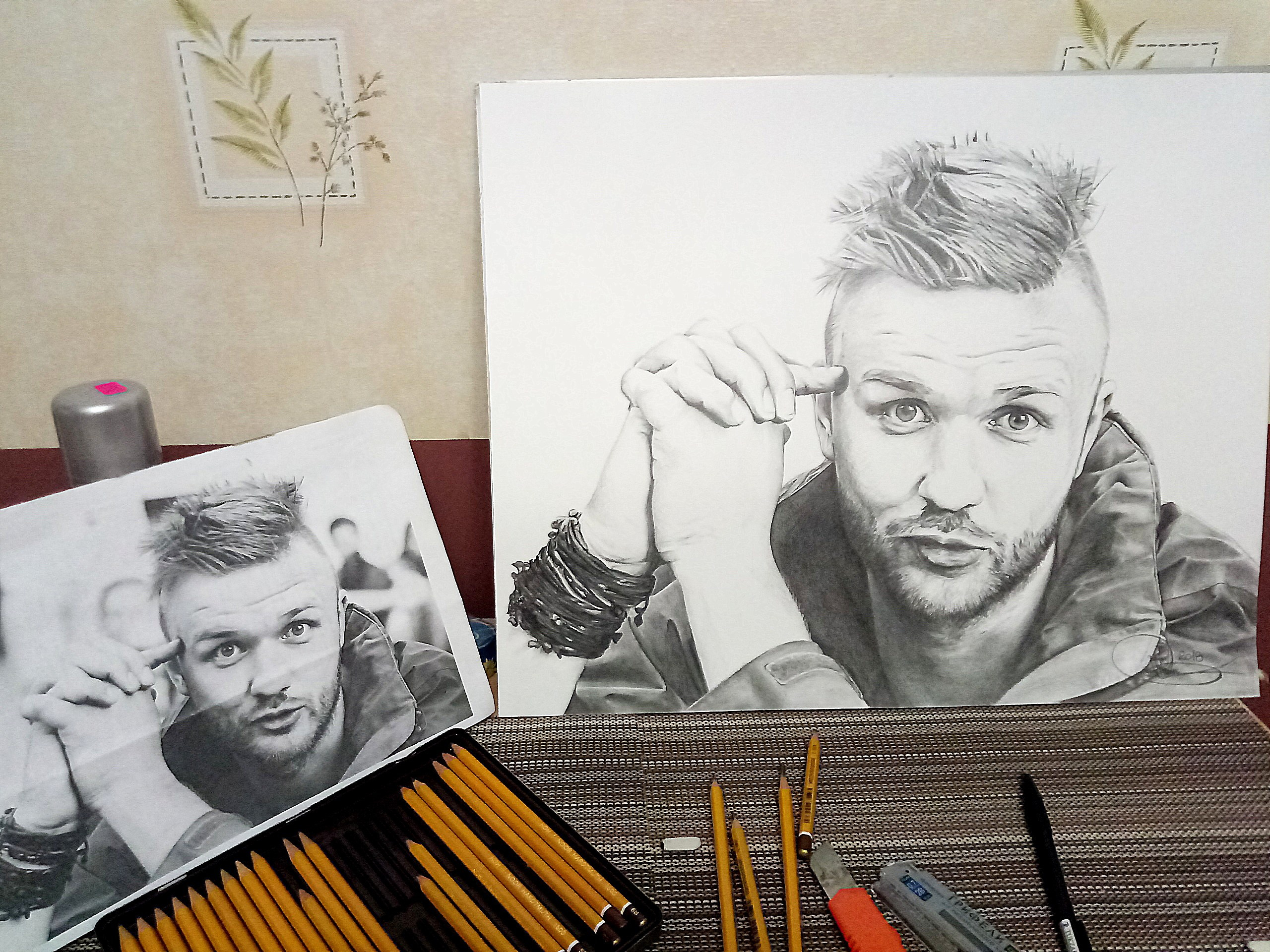 Портрет молодого парня, который прикасается к своему лицу и думает о хорошем