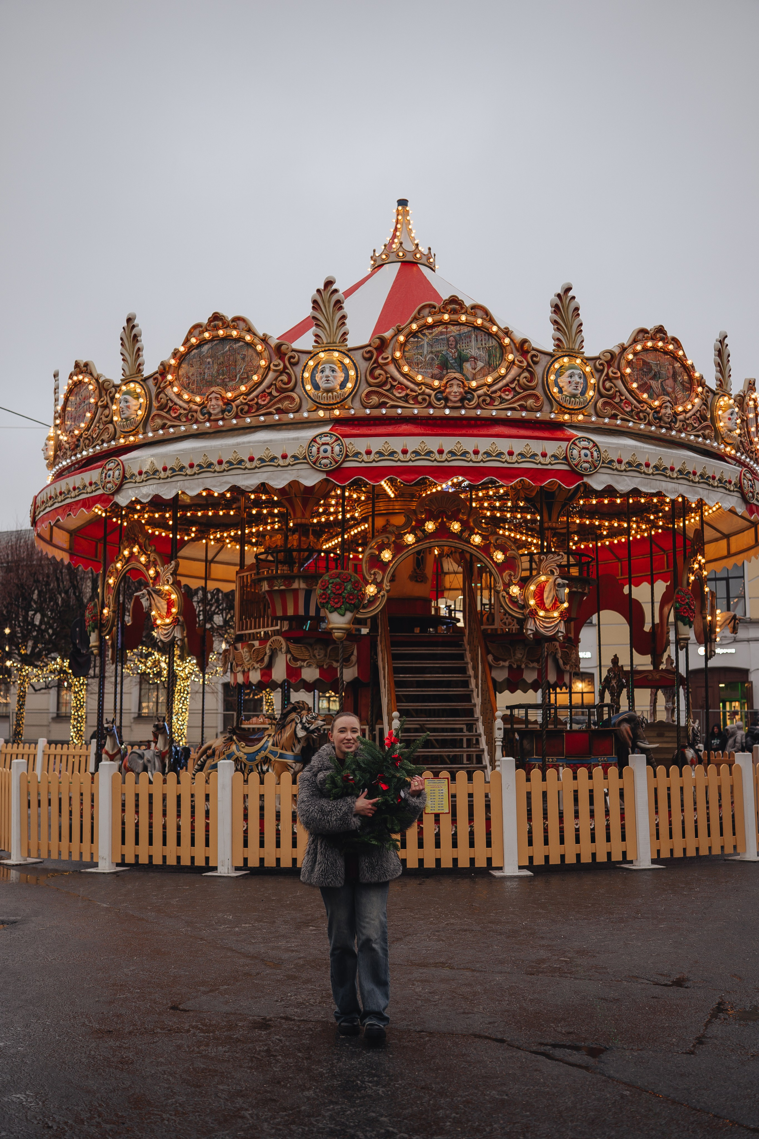ПРОГУЛКА НА МАНЕЖНОЙ ПЛОЩАДИ ДЛЯ ДЕВУШКИ ПЕРЕД НОВЫМ ГОДОМ (НОВОГОДНЯЯ ФОТОСЕССИИЯ НА МАНЕЖНОЙ ПЛОЩАДИ). Профессиональный фотограф, Санкт-Петербург — Виктория Богомолова