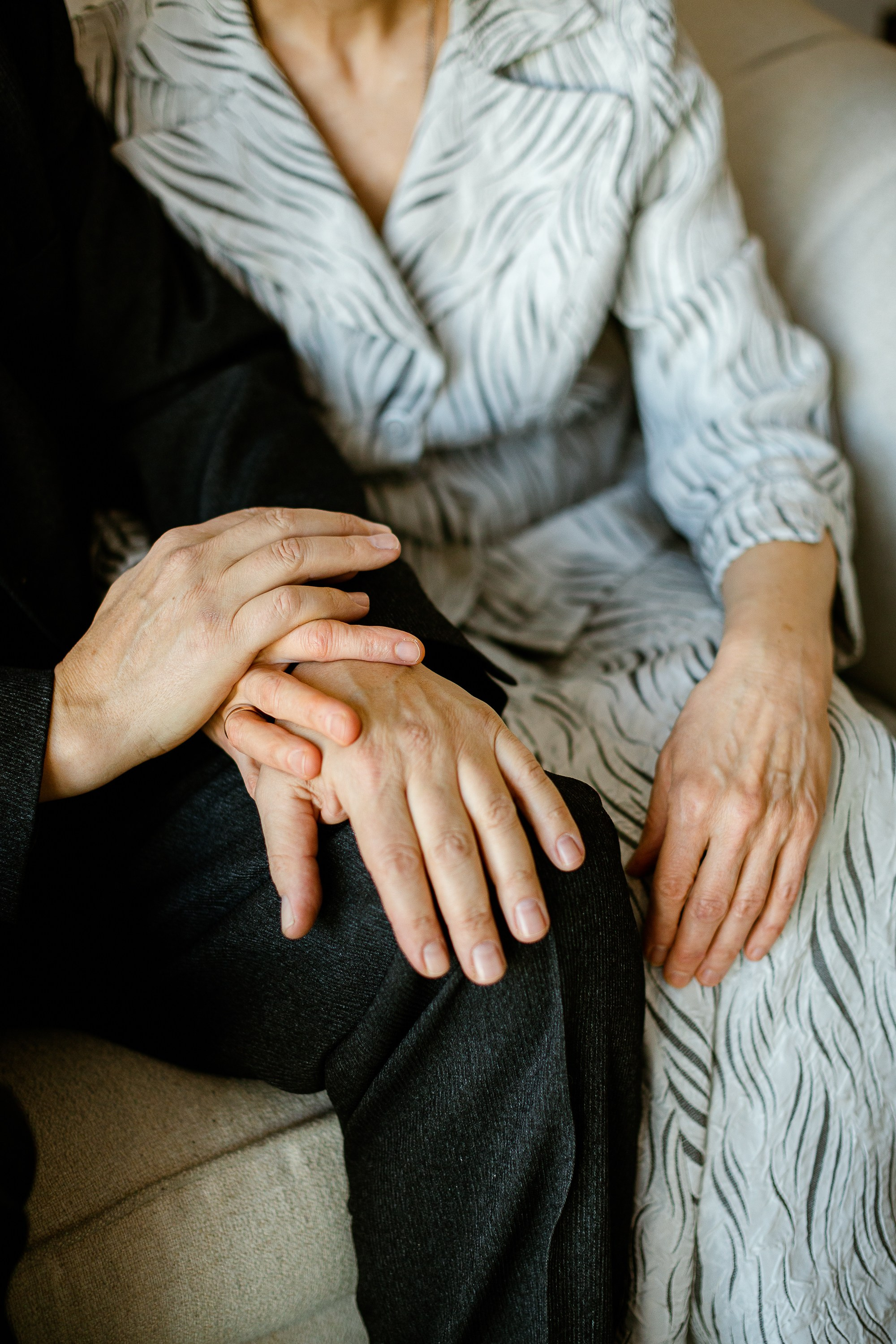 Руки пожилой пары крупным планом.