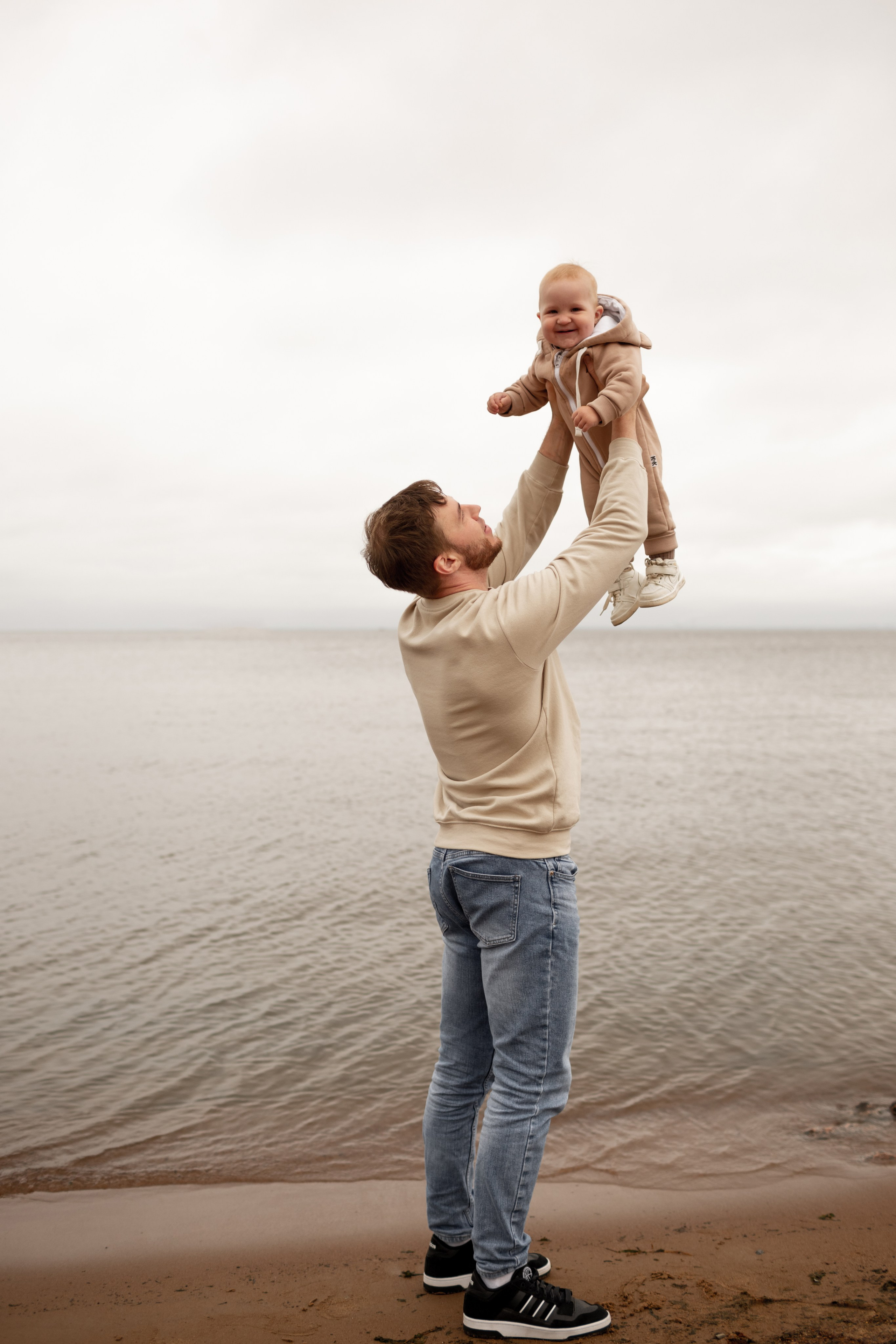 Семейная фотопрогулка на пляже. Свадебный фотограф Кирилл Белый