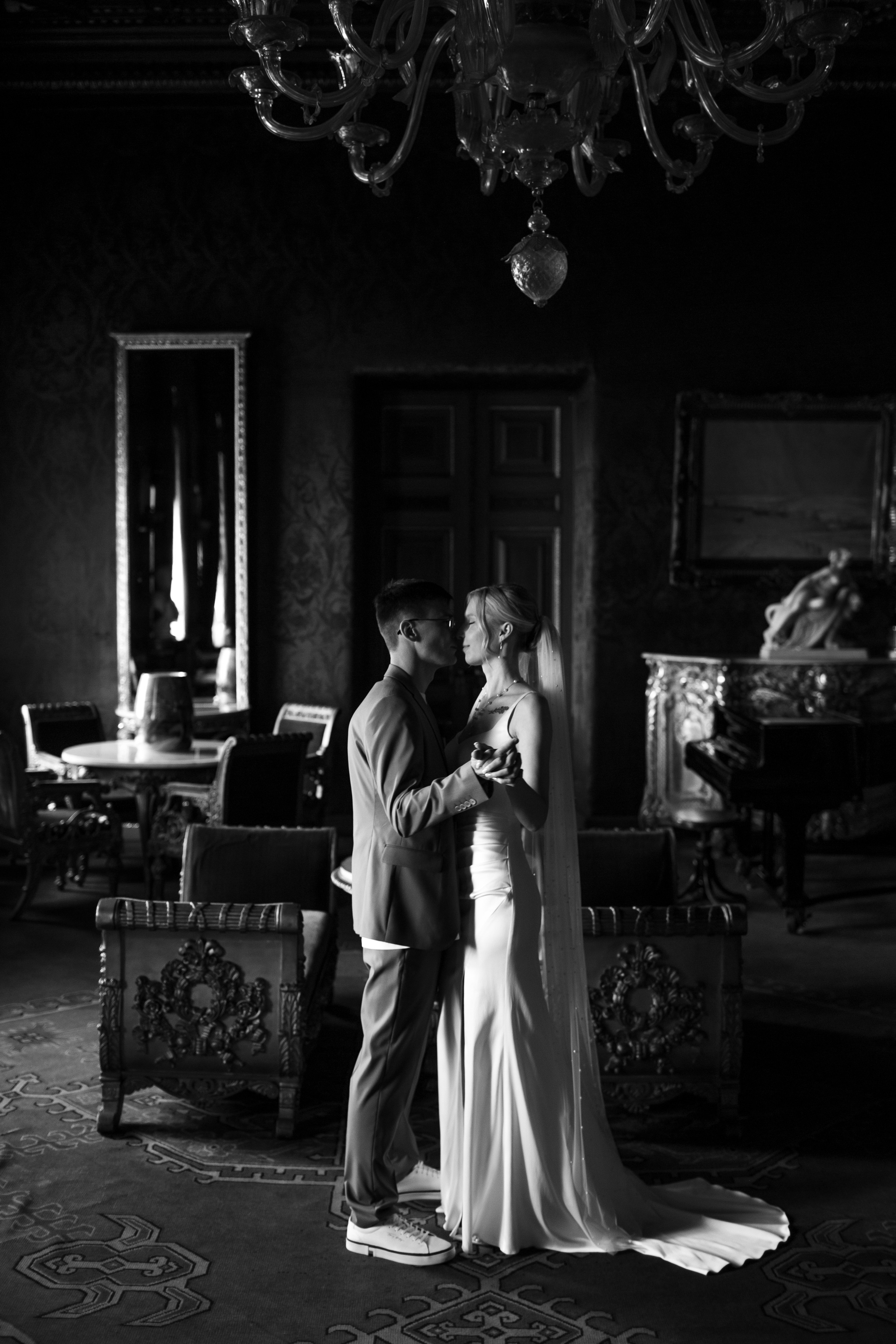 Свадебная фотосессия во дворцах Петербурга. Свадебный фотограф Кирилл Белый