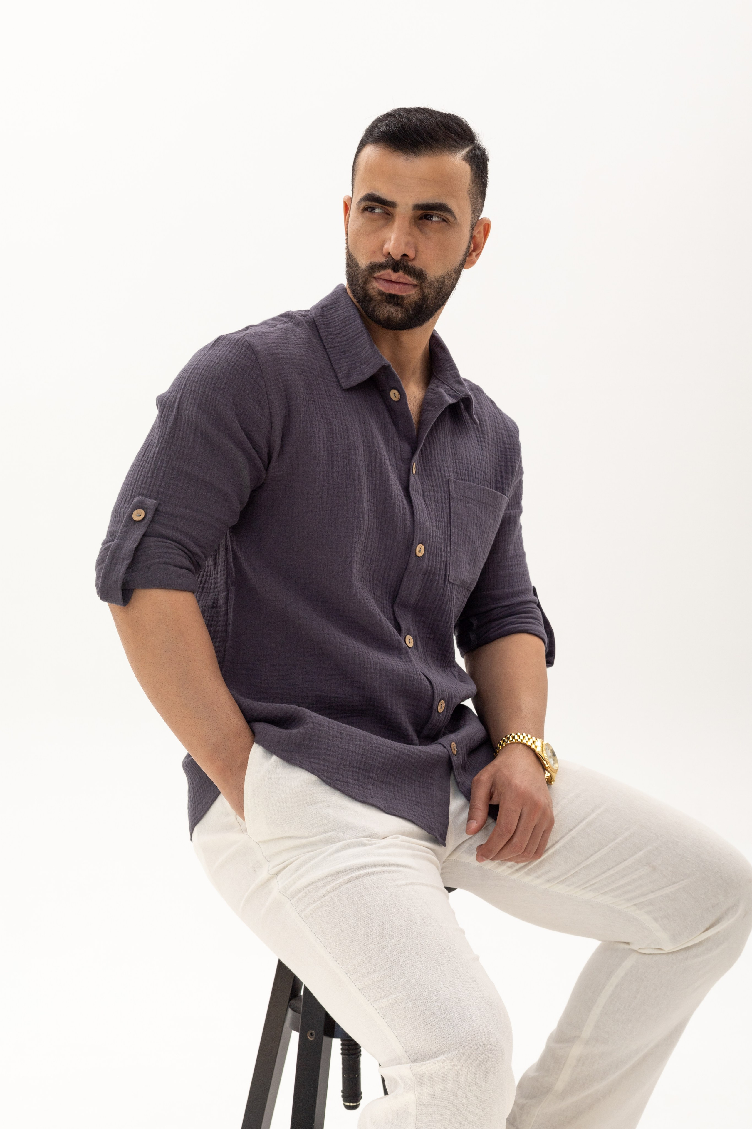 Модельная на циклораме (белый/серый фон). Съёмки для брендов и маркетплейсов