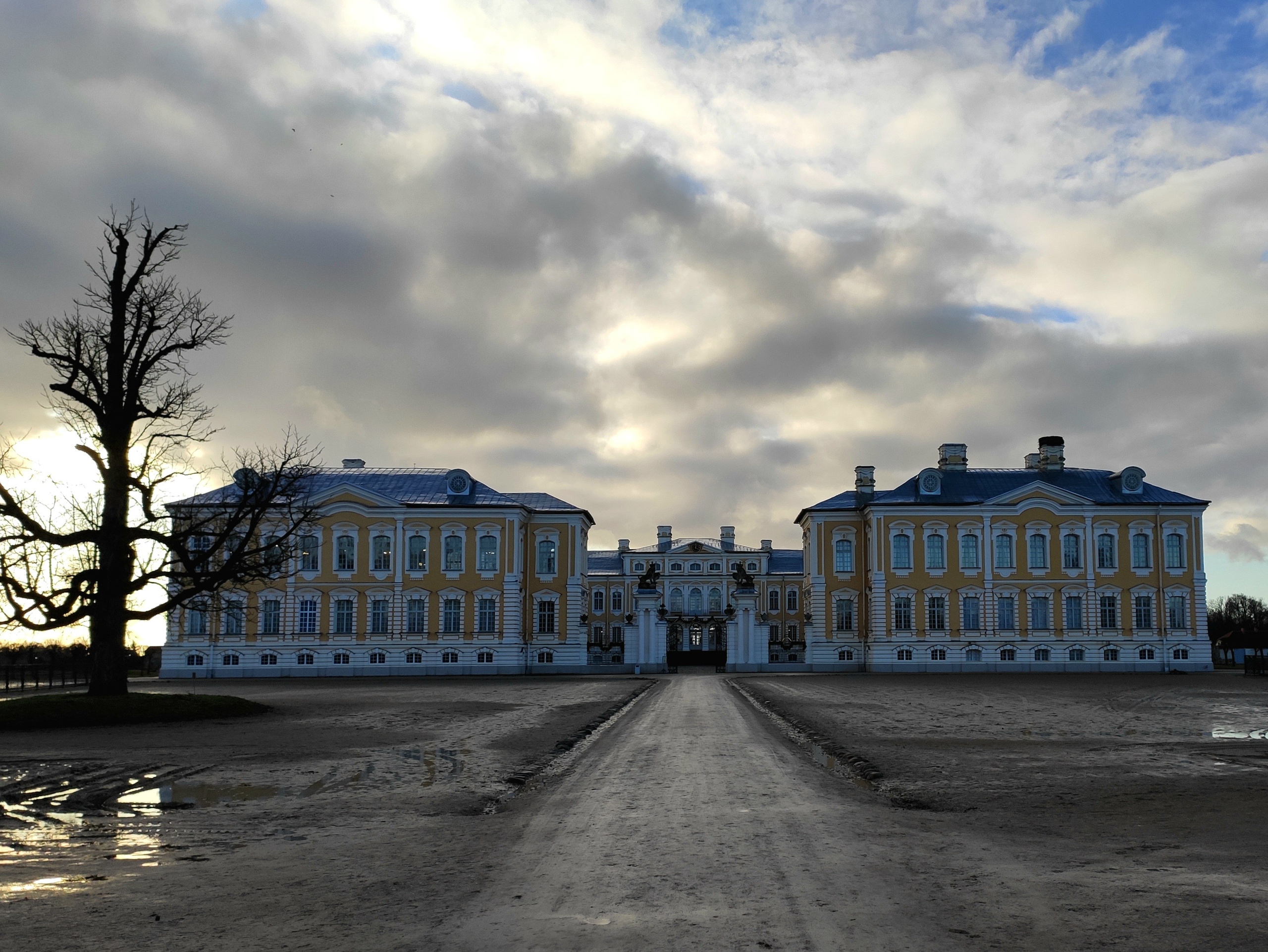 Люблю дворцово-парковые ансамбли, в которых сохранилась (или воссоздана) атмосфера и обстановка прошлых веков