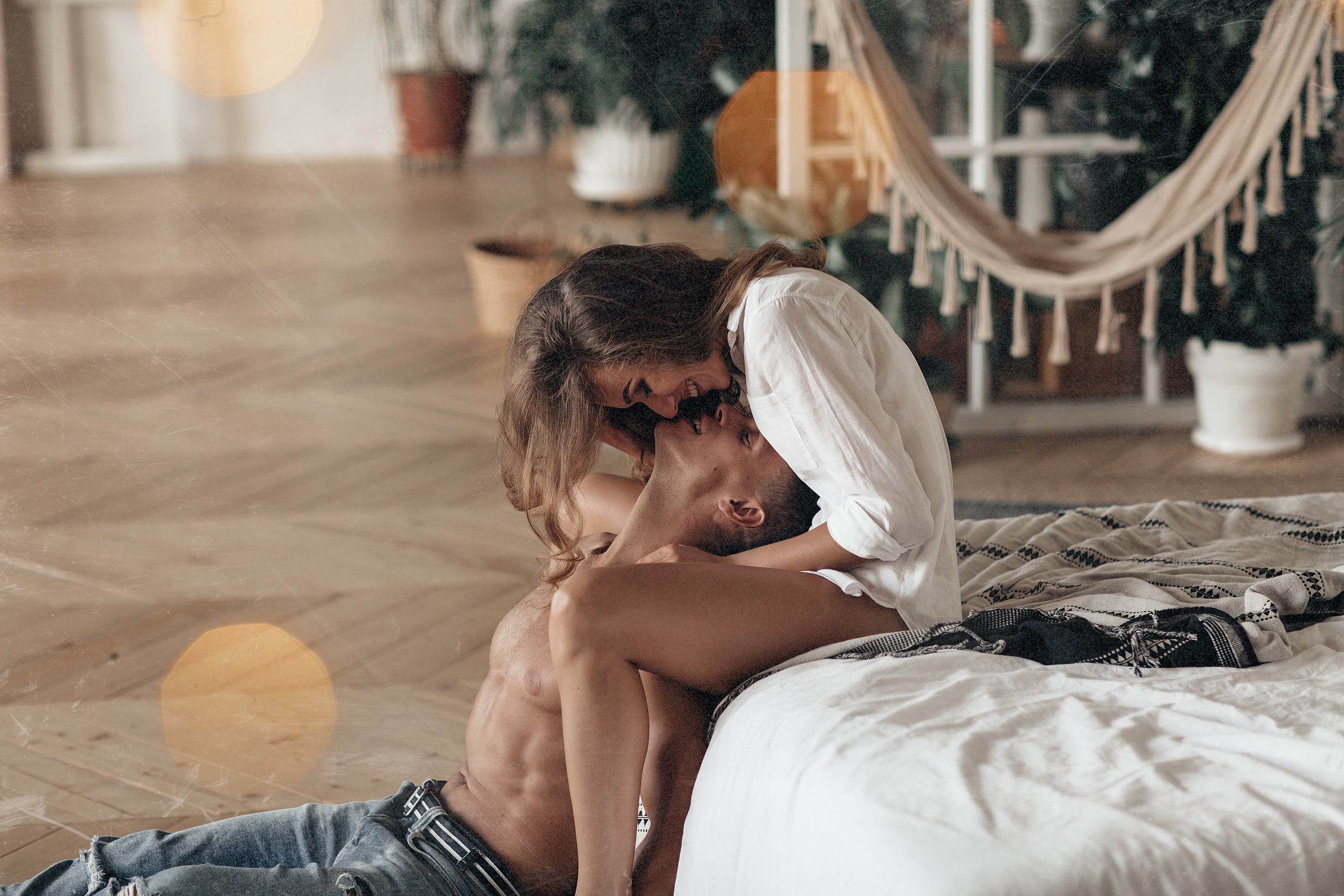 Эротическая фотосессия лавстори в студии