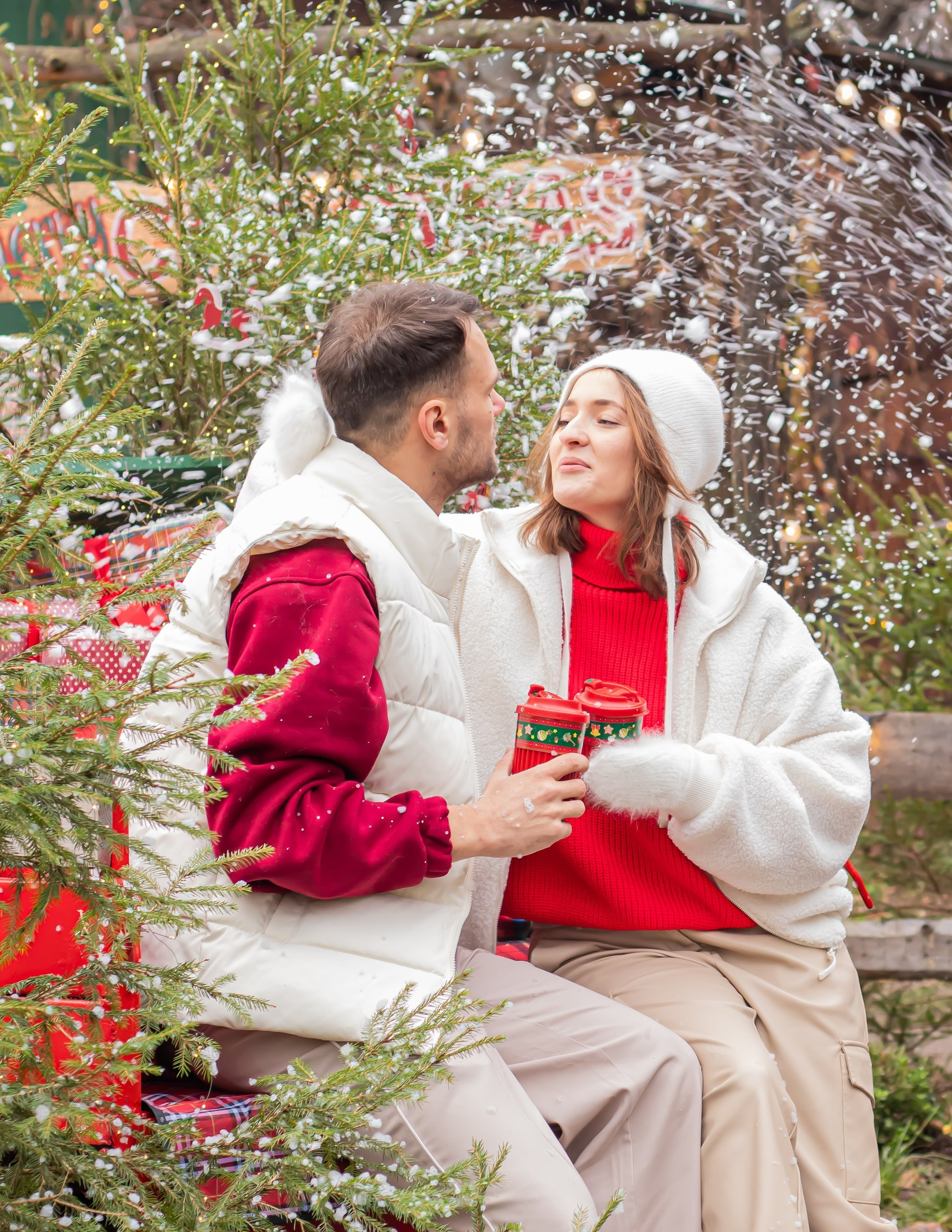 Зимняя новогодняя фотосессия пары с горячим напитком у ёлочек,