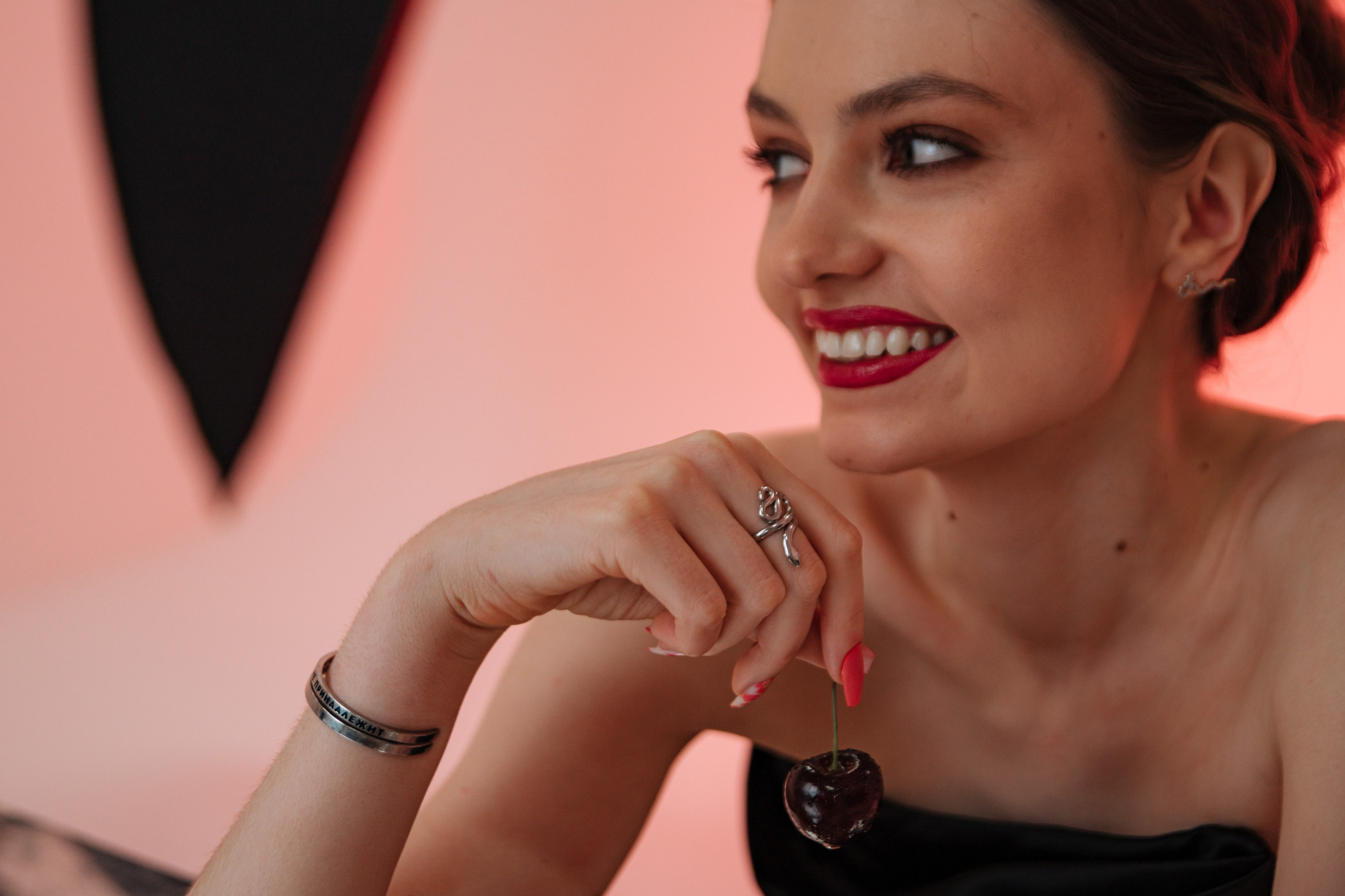 Атмосфера любви и нежности царит на съемочной площадке рекламы духов.