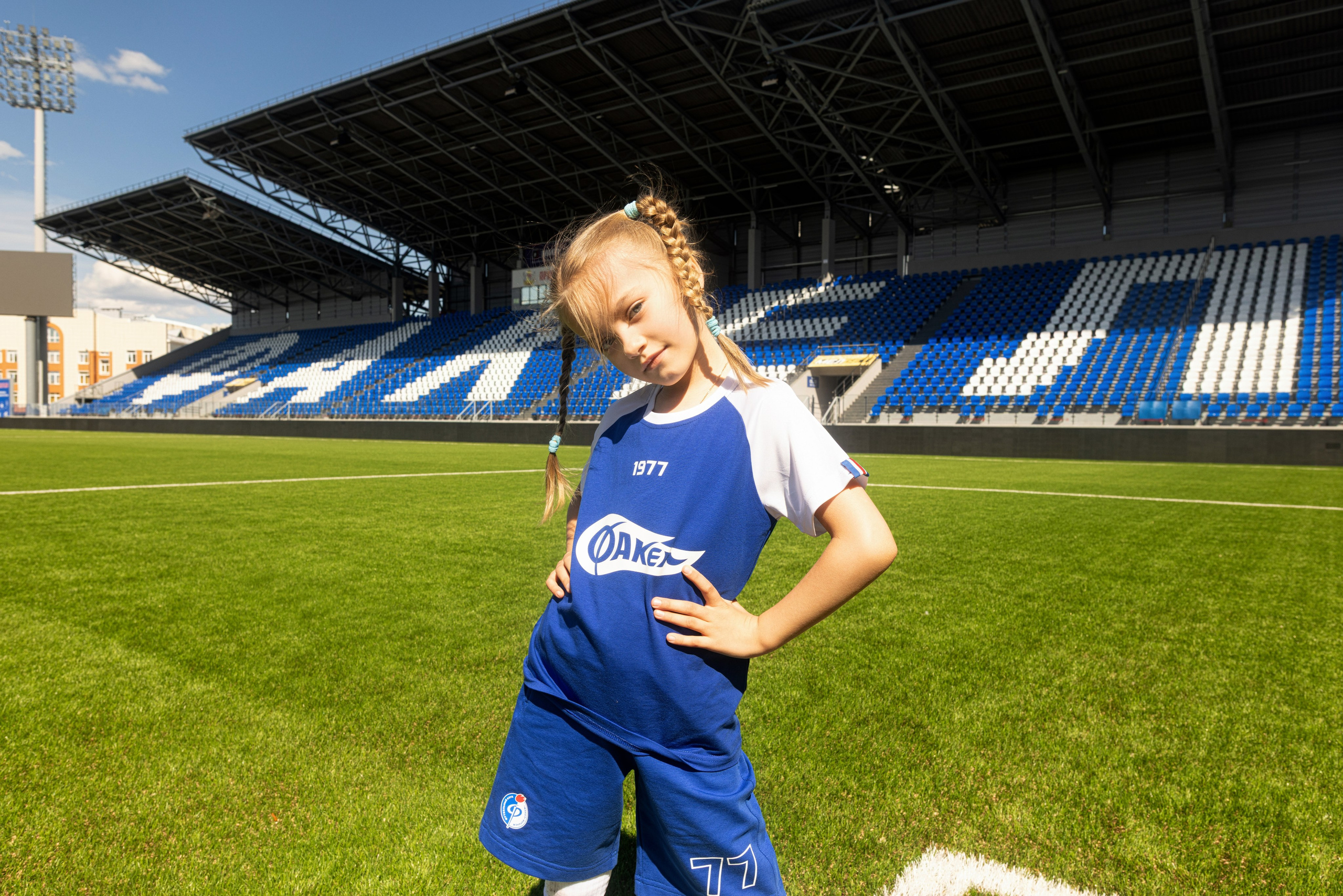 Детский портрет с Алисой на футбольном стадионе. Дмитрий Шульгин, портретный фотограф в Воронеже