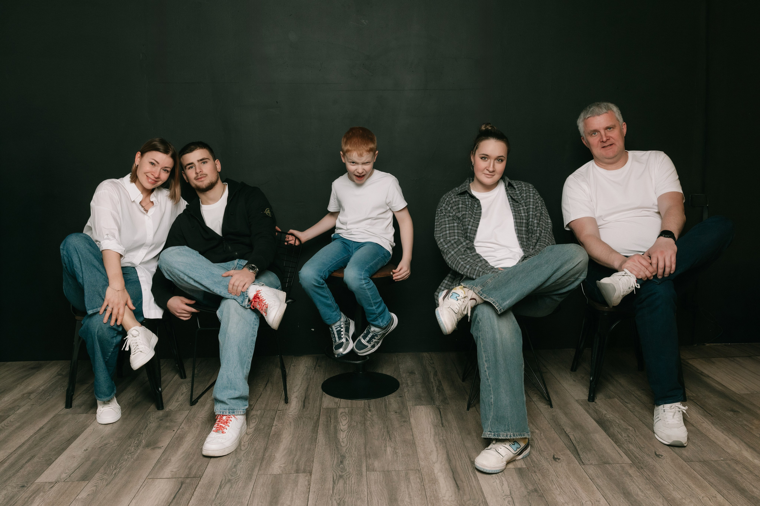 семья на темном фоне, фотостудия СПБ