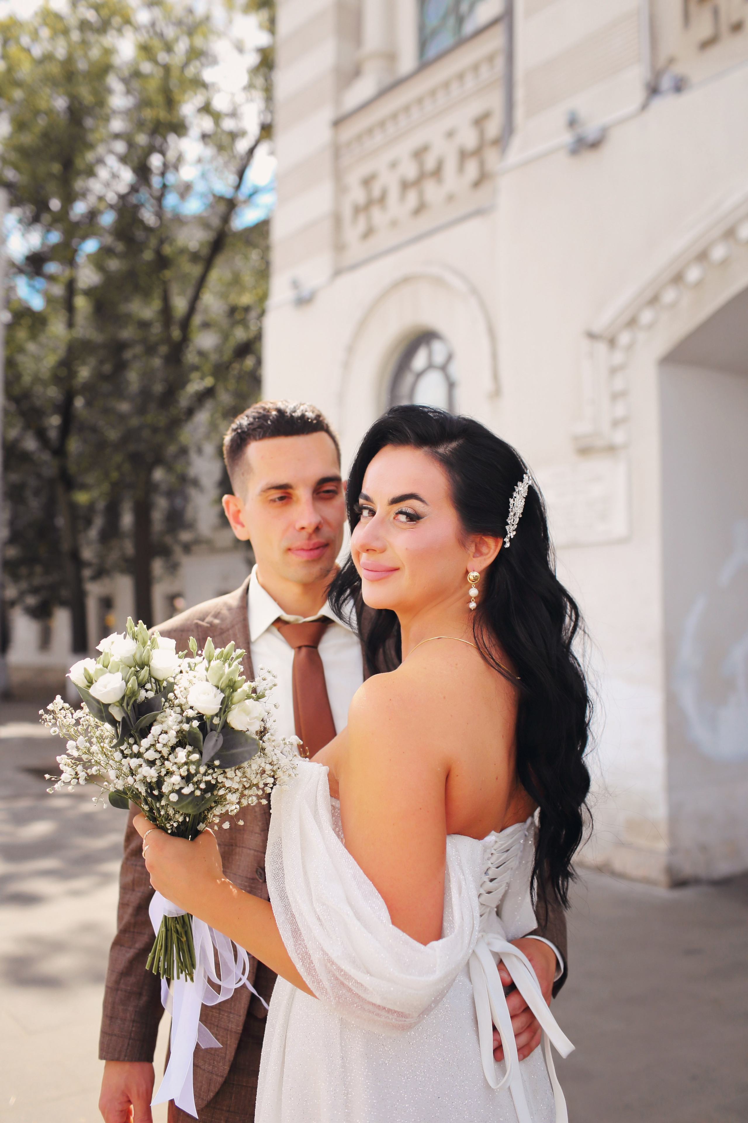 Съемка пары Марии и Ильи, гуляющих по городу. Свадебный и репортажный фотограф в Ярославле и Санкт-Петербурге Роман Микрюков