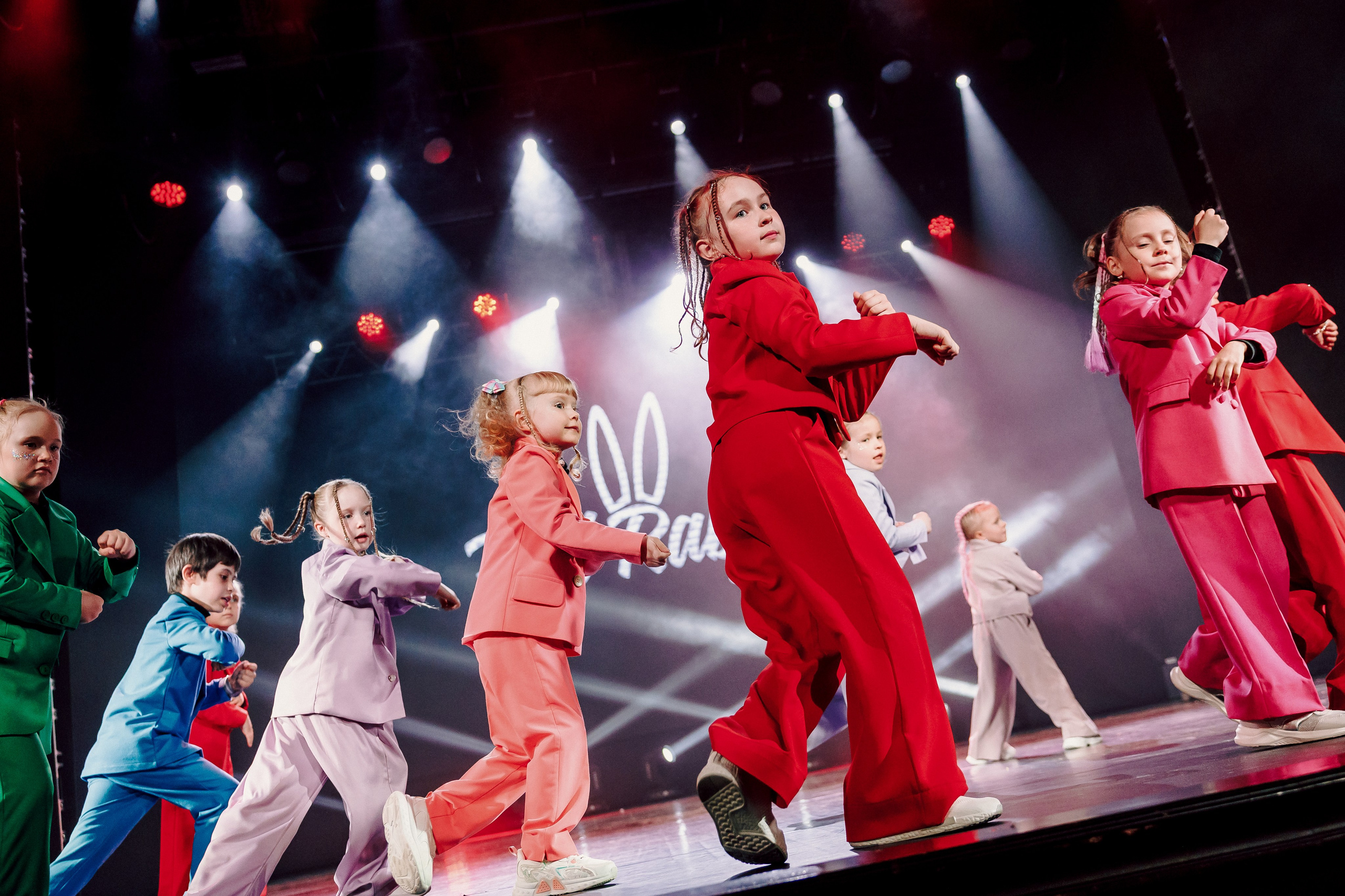 Отчётный концерт танцевальной школы «Red Rabbits» 2025. Лёшка Варзегов — фотограф