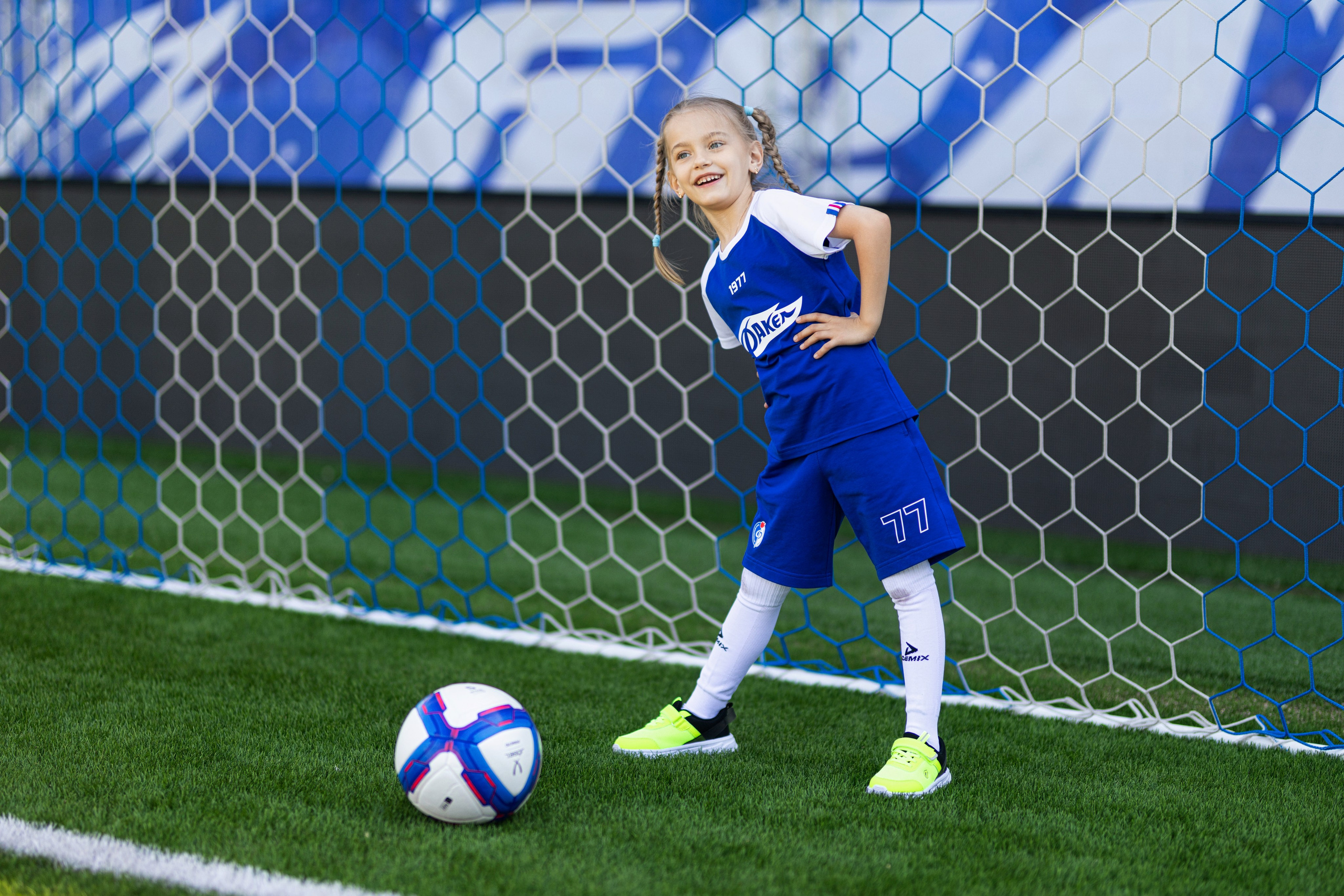 Детский портрет с Алисой на футбольном стадионе. Дмитрий Шульгин, портретный фотограф в Воронеже