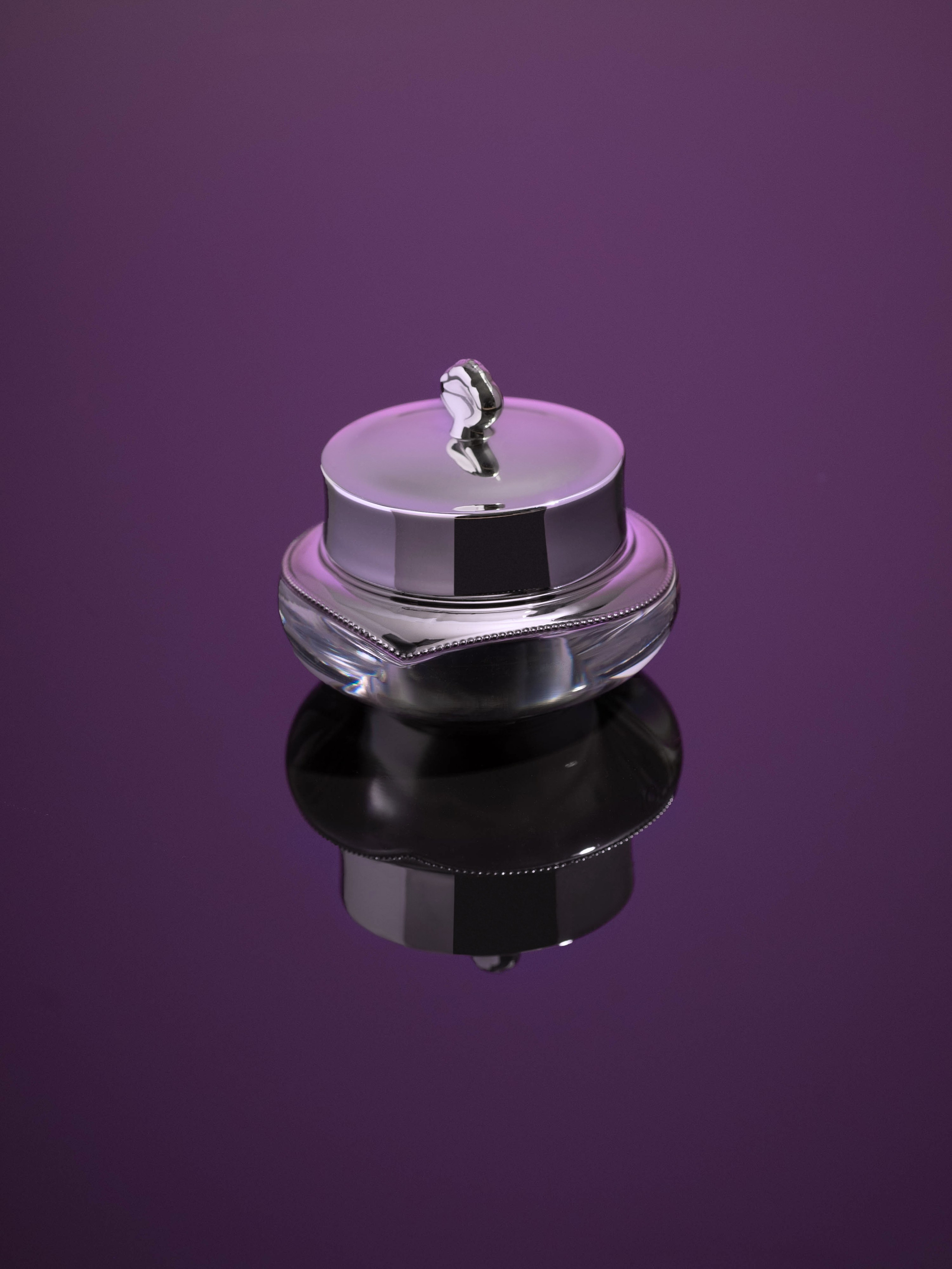 Сложный свет с отражением и тенью. Каталожная фотография крема для век. Предметный фотограф.