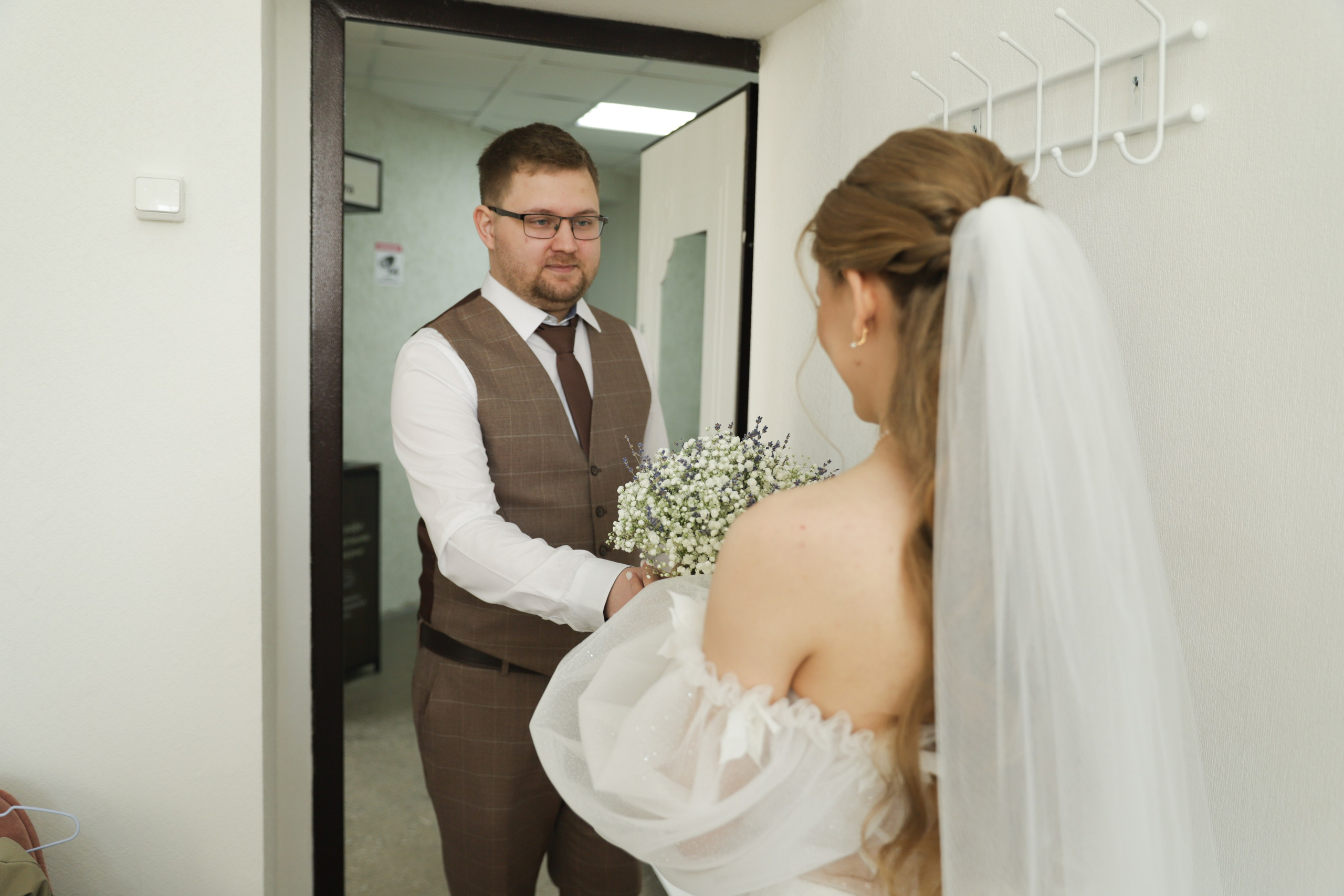 Сборы невесты Юлии. Портретный и репортажный фотограф в Казани