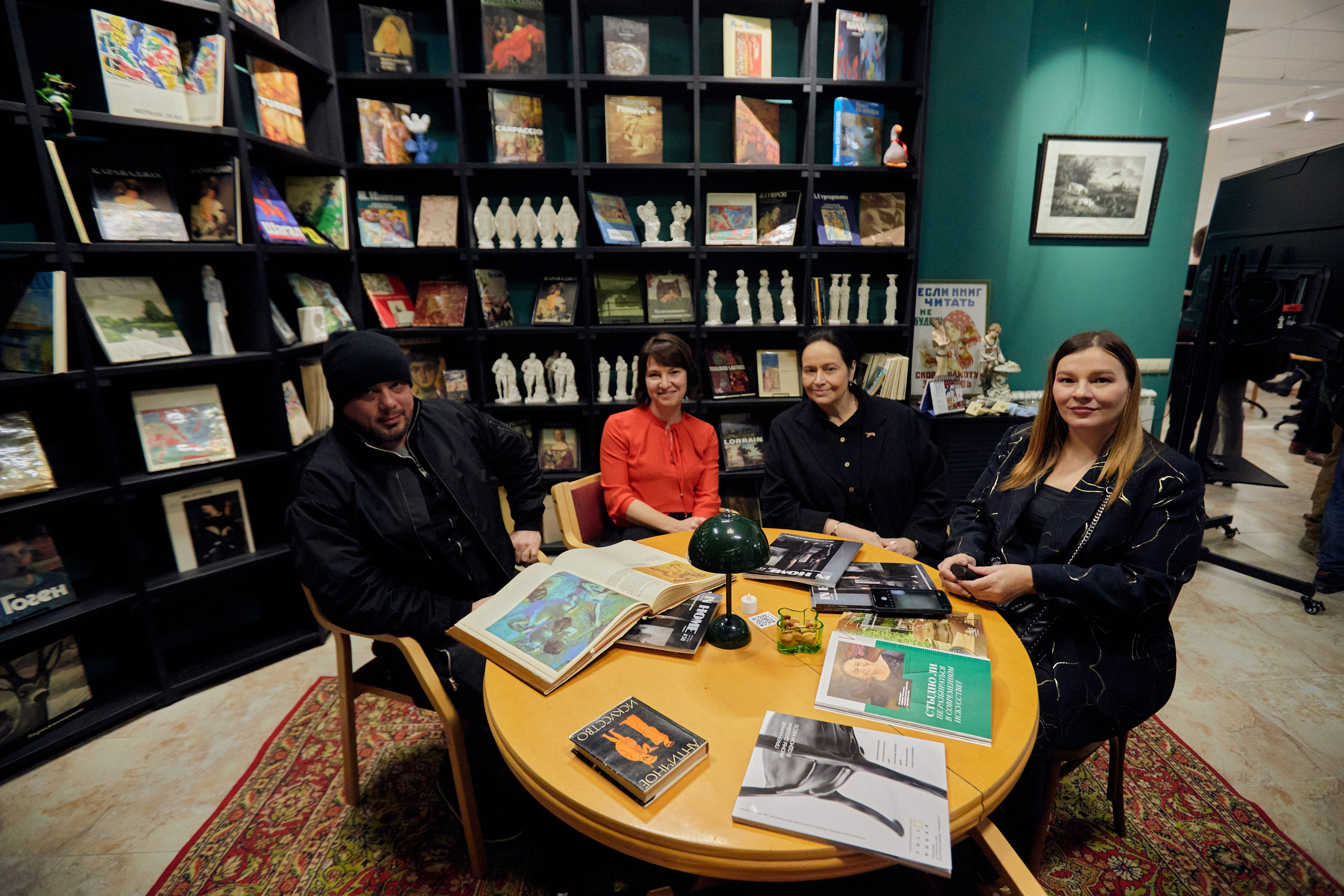 Открытие выставки краснодарской художницы Ларисы Блохиной. Фотограф Юлия Маринина