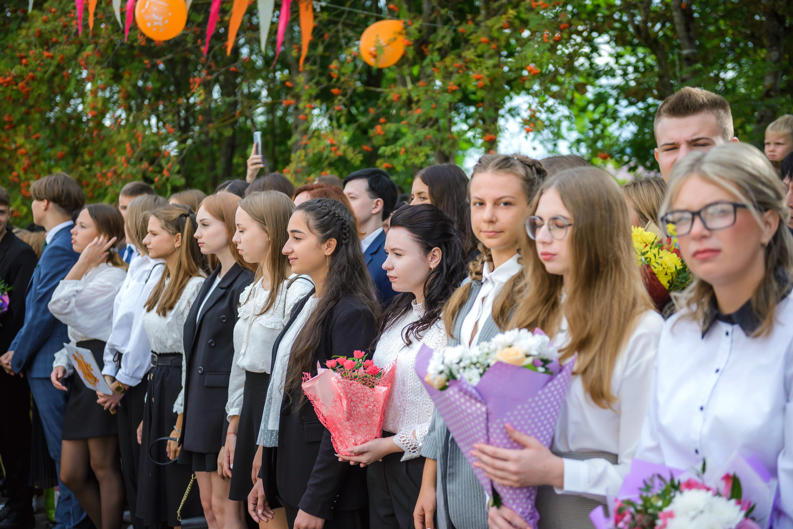 Линейка 11-е классы 2023. Фотограф Галина Лисанова, г. Брянск