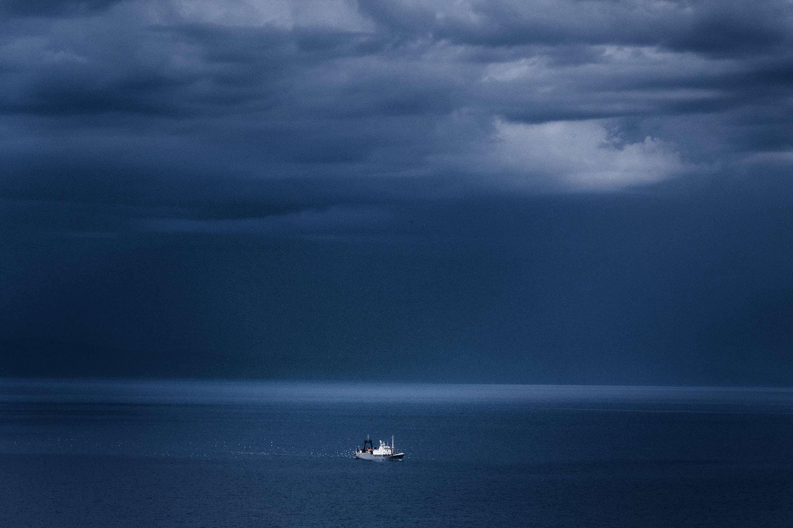 Фотографии для интерьера. Oleg Samoilov is a documentary photographer for brands that value an honest story